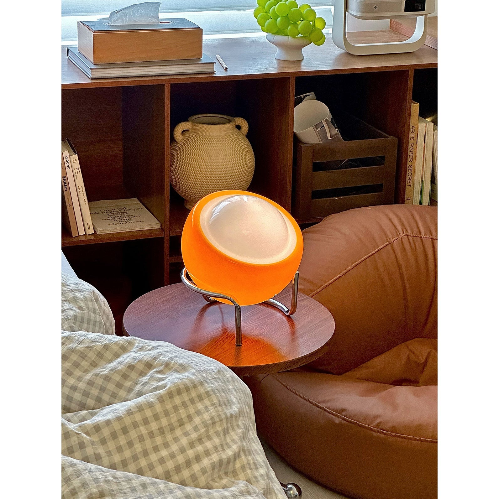 Mid-Century Tafellamp met Gekleurde Glazen Bol en Roestvrij Stalen Voet – Retro Design Verlichting voor Slaapkamer en Woonkamer | Sansoti
