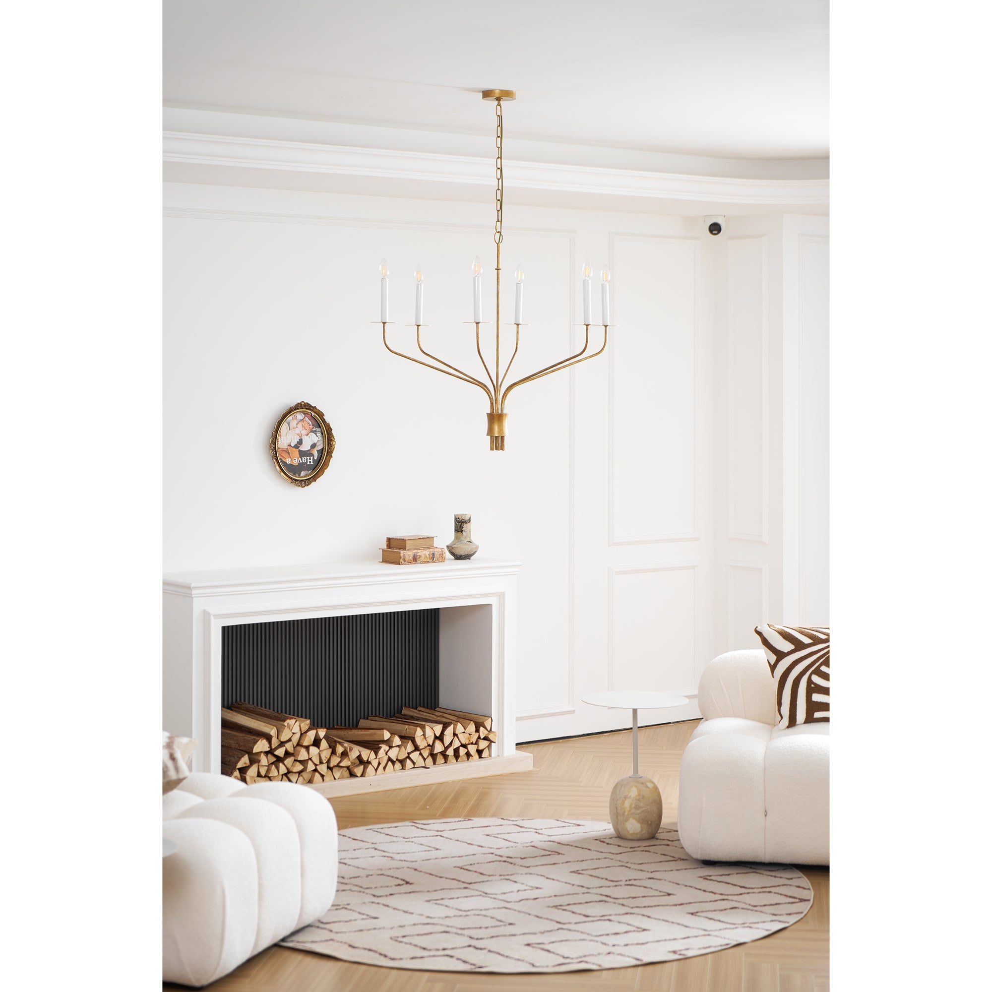 Minimalistischer Kronleuchter mit schlanken Armen und kerzenförmigen Fassungen – Moderne Design-Pendelleuchte in Messing, Schwarz oder Nickel | Restfield