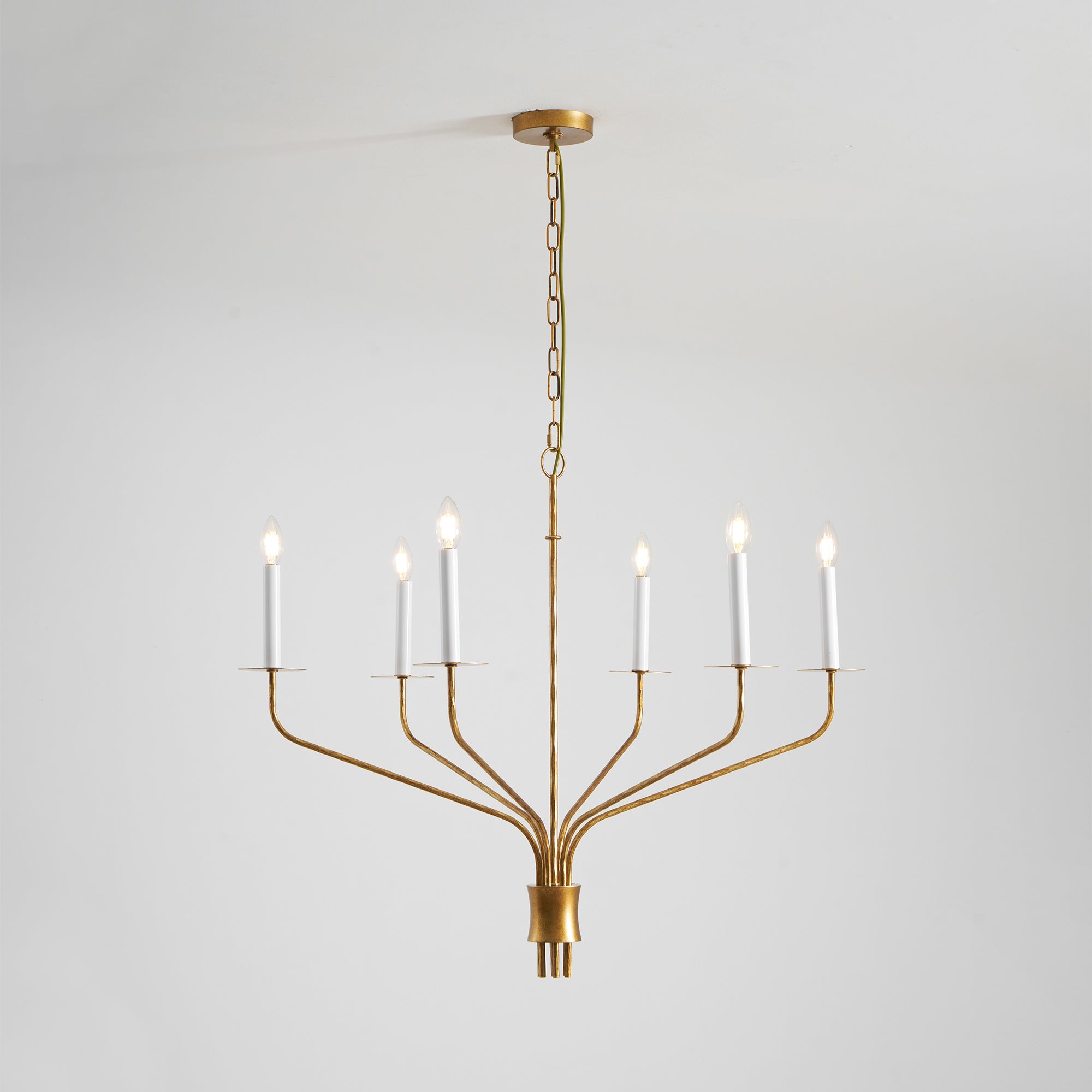 Minimalistischer Kronleuchter mit schlanken Armen und kerzenförmigen Fassungen – Moderne Design-Pendelleuchte in Messing, Schwarz oder Nickel | Restfield