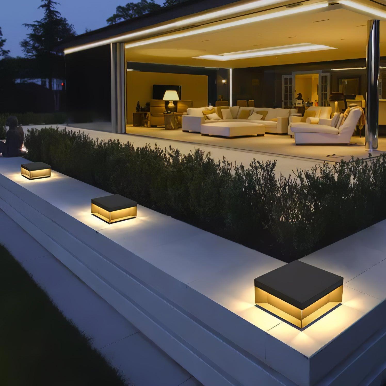 Buiten Tuinlamp Vierkant — Waterdicht IP65 Sokkel Verlichting Zwart Metaal & Matglas — 20×20×10 cm / 30×30×15 cm / 40×40×20 cm / 50×50×35 cm — Solarpaneel of Netaansluiting — 3000K/4000K/6000K — Oprit, Terras, Pad & Hek | Sansoti