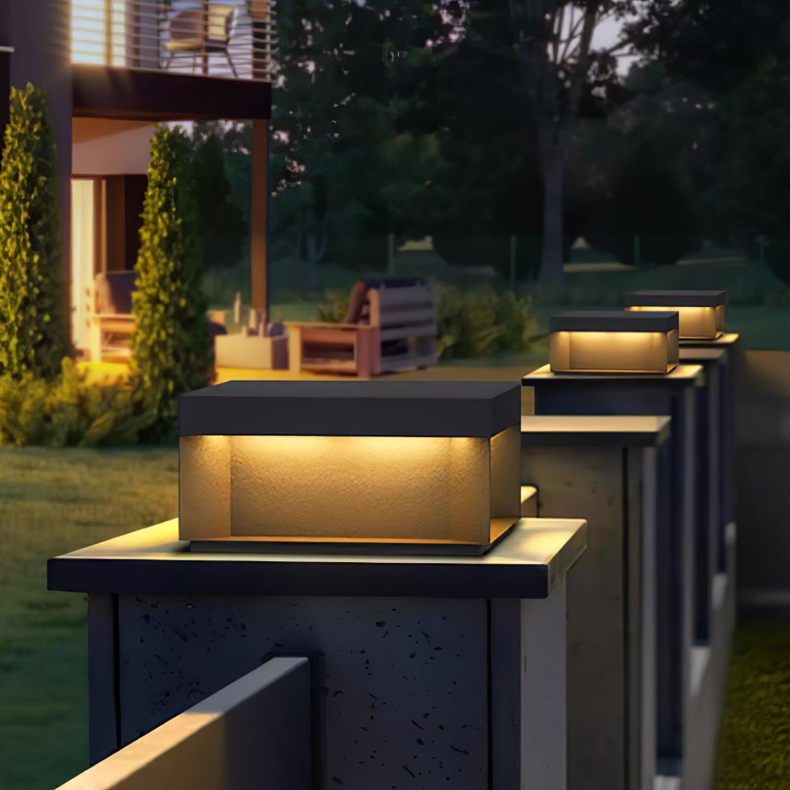 Buiten Tuinlamp Vierkant — Waterdicht IP65 Sokkel Verlichting Zwart Metaal & Matglas — 20×20×10 cm / 30×30×15 cm / 40×40×20 cm / 50×50×35 cm — Solarpaneel of Netaansluiting — 3000K/4000K/6000K — Oprit, Terras, Pad & Hek | Sansoti