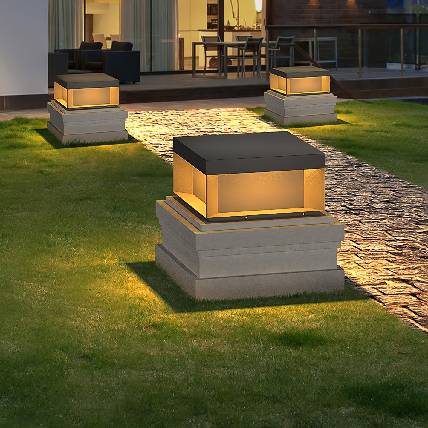 Buiten Tuinlamp Vierkant — Waterdicht IP65 Sokkel Verlichting Zwart Metaal & Matglas — 20×20×10 cm / 30×30×15 cm / 40×40×20 cm / 50×50×35 cm — Solarpaneel of Netaansluiting — 3000K/4000K/6000K — Oprit, Terras, Pad & Hek | Sansoti