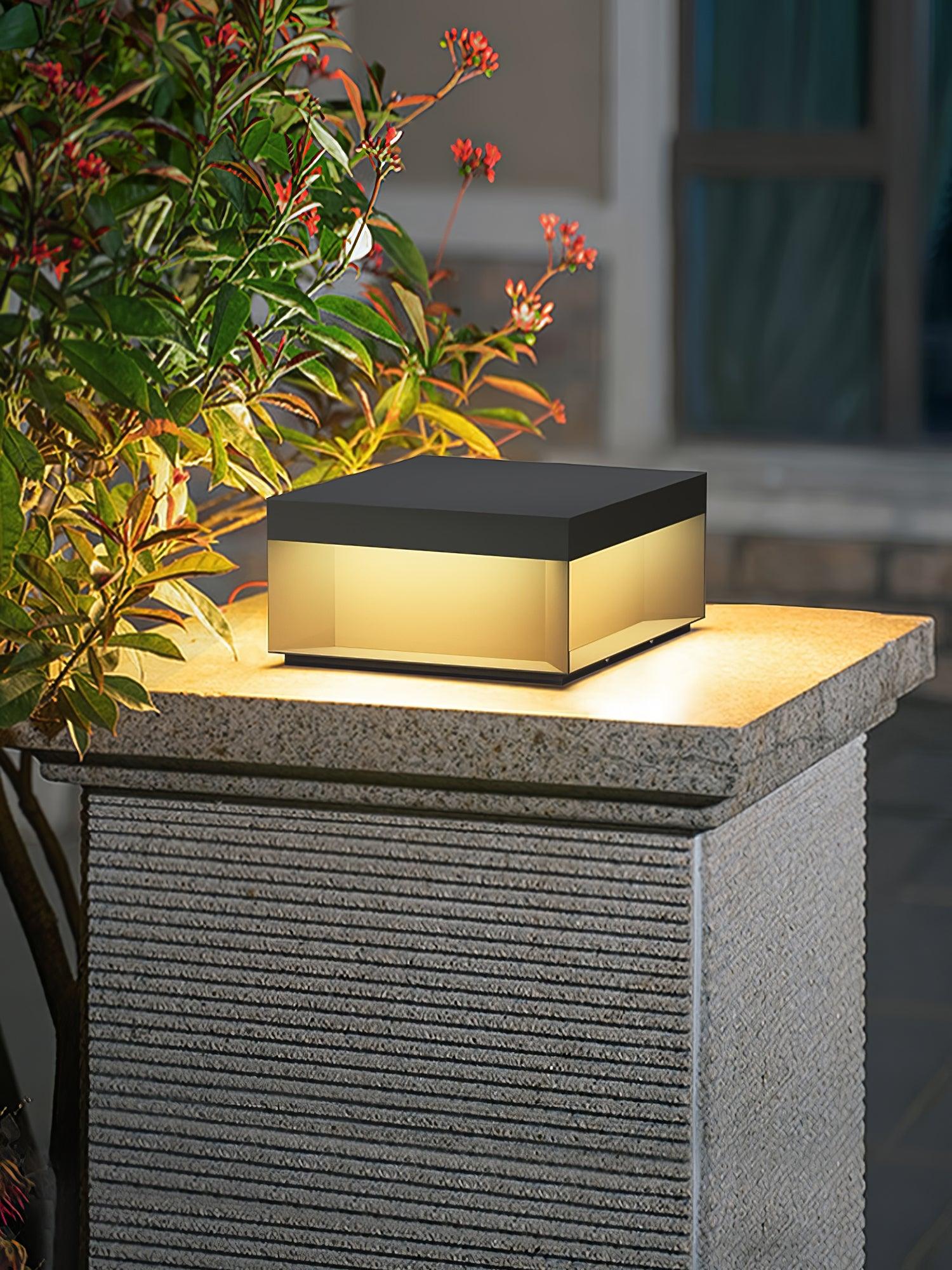 Buiten Tuinlamp Vierkant — Waterdicht IP65 Sokkel Verlichting Zwart Metaal & Matglas — 20×20×10 cm / 30×30×15 cm / 40×40×20 cm / 50×50×35 cm — Solarpaneel of Netaansluiting — 3000K/4000K/6000K — Oprit, Terras, Pad & Hek | Sansoti