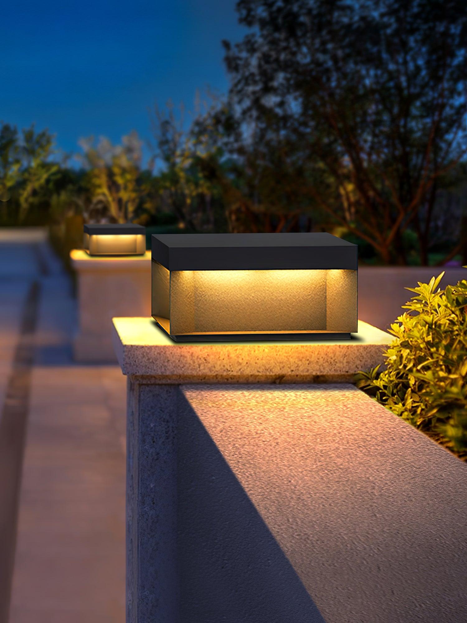 Buiten Tuinlamp Vierkant — Waterdicht IP65 Sokkel Verlichting Zwart Metaal & Matglas — 20×20×10 cm / 30×30×15 cm / 40×40×20 cm / 50×50×35 cm — Solarpaneel of Netaansluiting — 3000K/4000K/6000K — Oprit, Terras, Pad & Hek | Sansoti