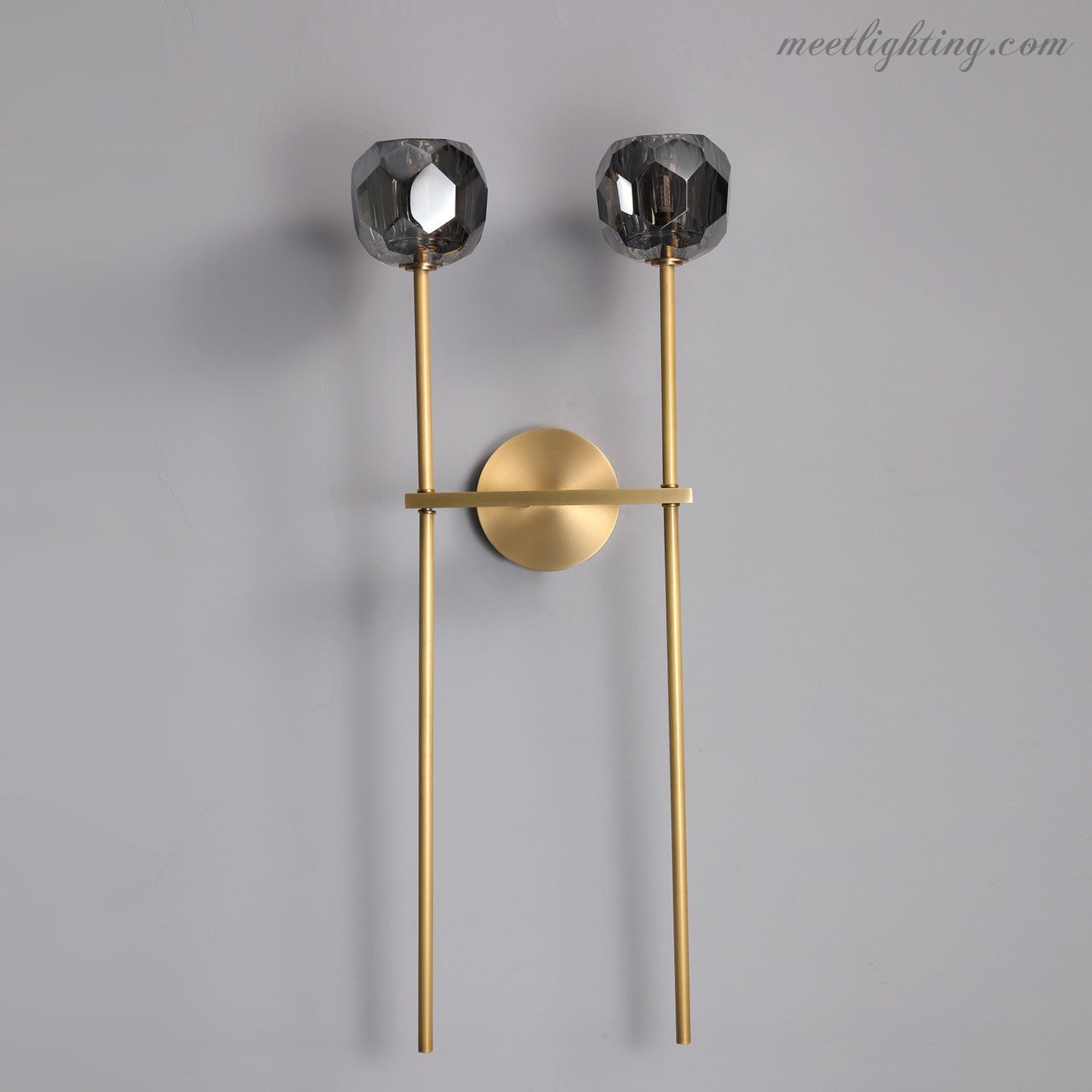 Double applique murale avec boules en verre cristal, laiton, hauteur de 71 cm, verre taillé à la main, éclairage luxueux et moderne pour le salon | Sansoti