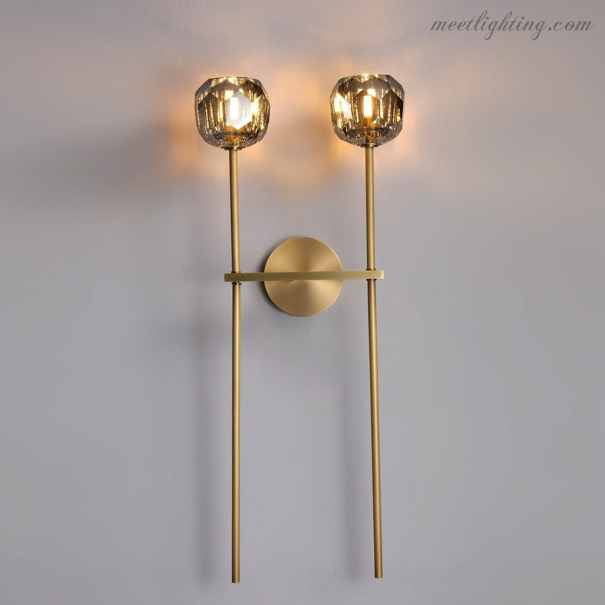 Double applique murale avec boules en verre cristal, laiton, hauteur de 71 cm, verre taillé à la main, éclairage luxueux et moderne pour le salon | Sansoti