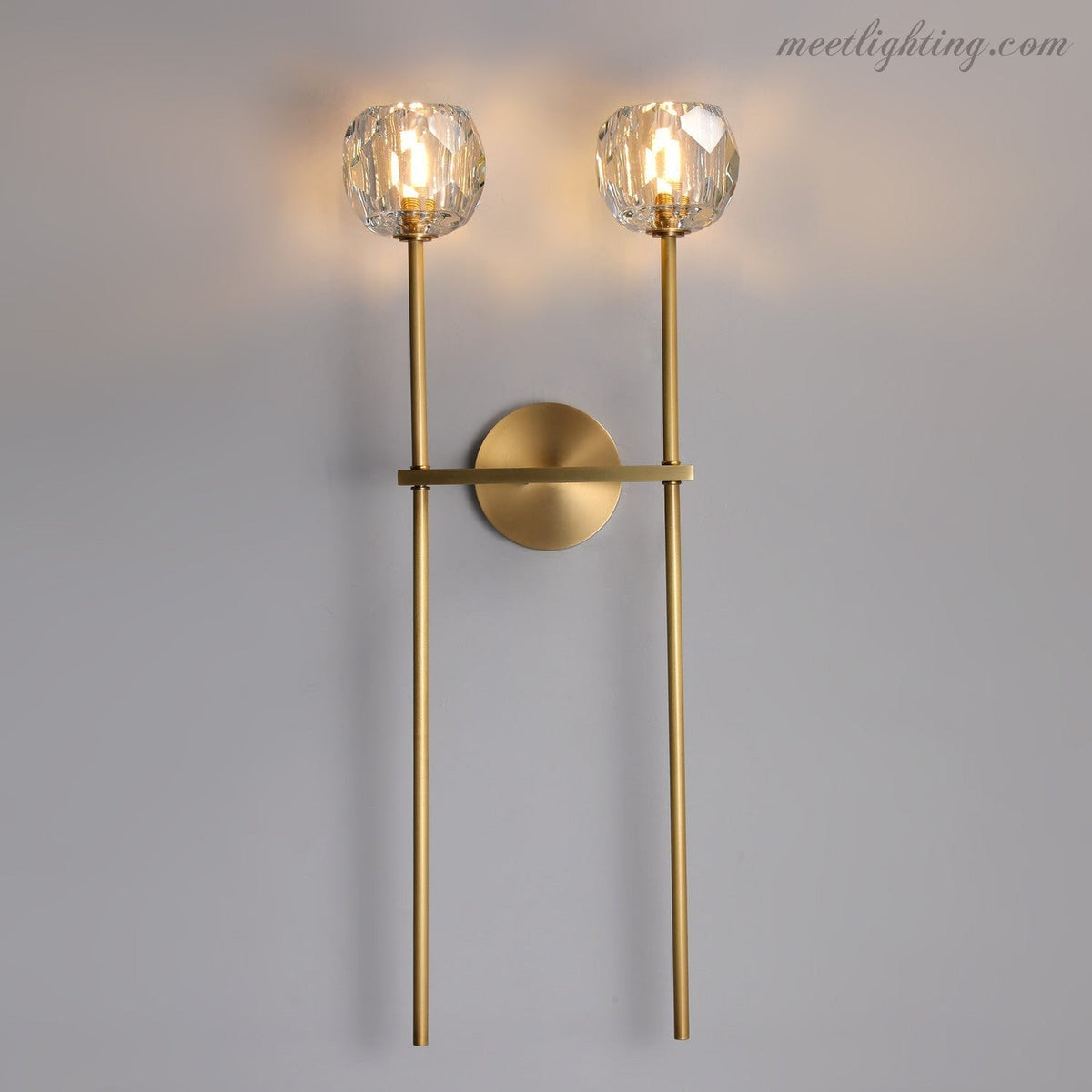Double applique murale avec boules en verre cristal, laiton, hauteur de 71 cm, verre taillé à la main, éclairage luxueux et moderne pour le salon | Sansoti