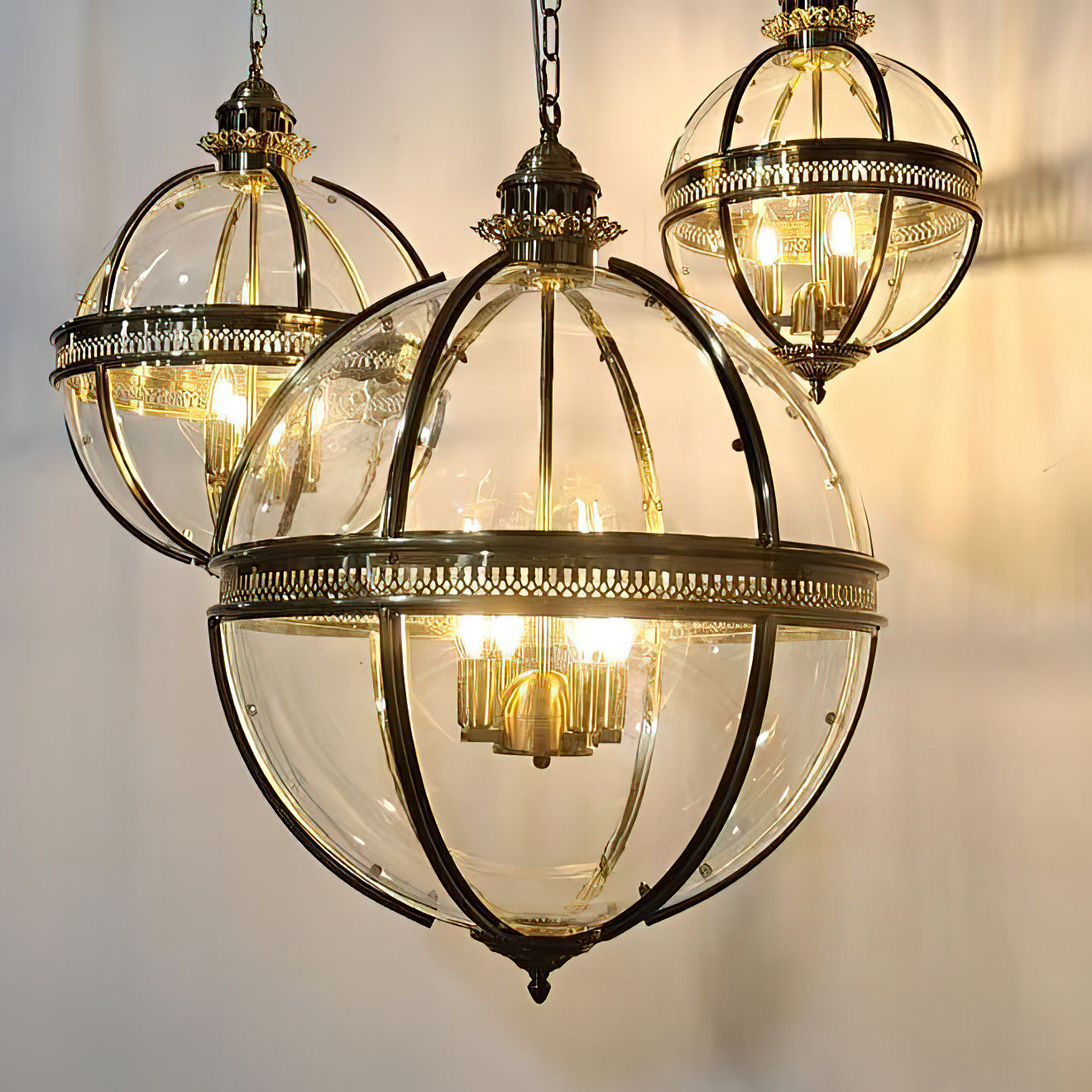 Suspension Baroque Avec Abat-Jours En Verre Et Finition Dorée – Lustre Design Luxe 3 Lumières | Restfield