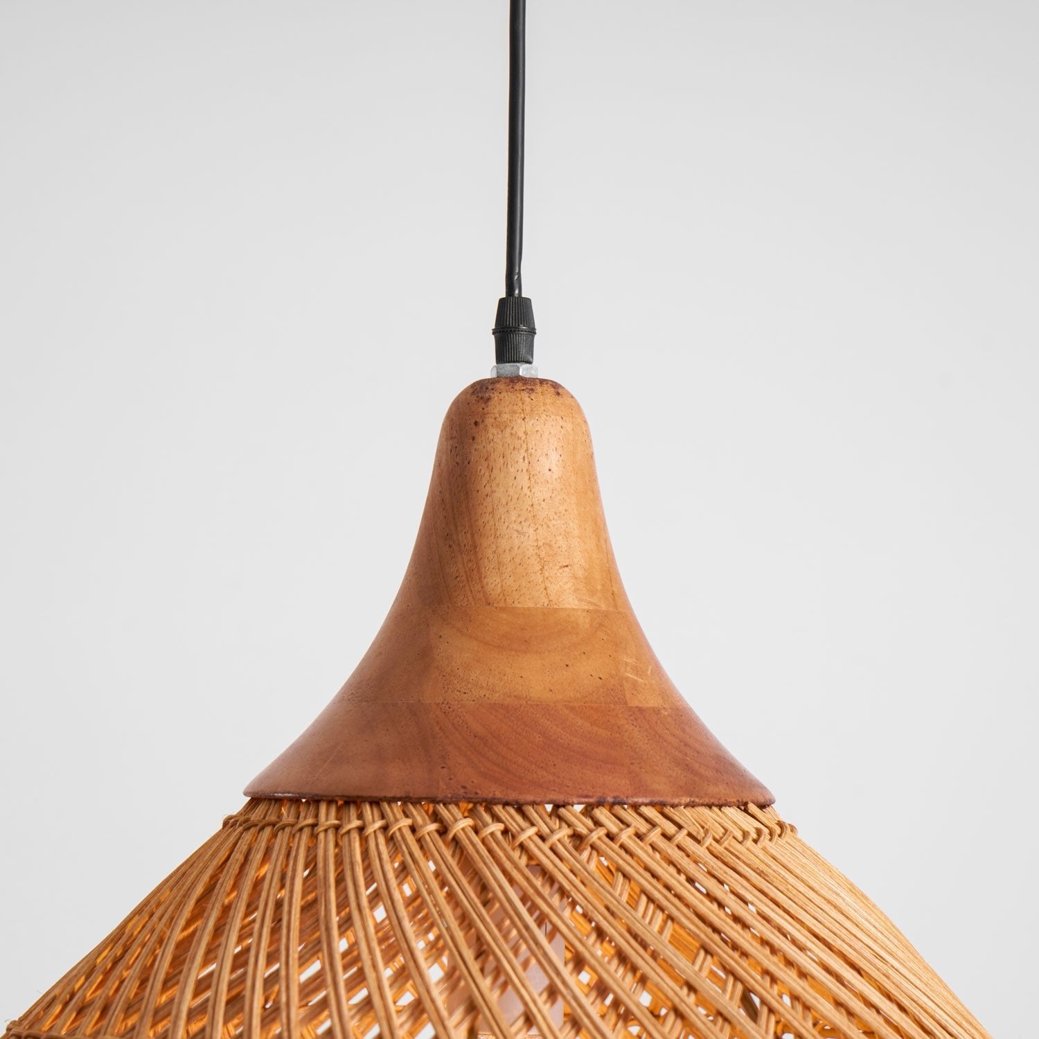 Handgevlochten Rotan Hanglamp – Javaanse Vlechtkunst in 4 Vormen & 3 Maten – Naturel of Zwart Rotan – E26/E27 Fitting – Scandinavisch Woonlicht | Sansoti