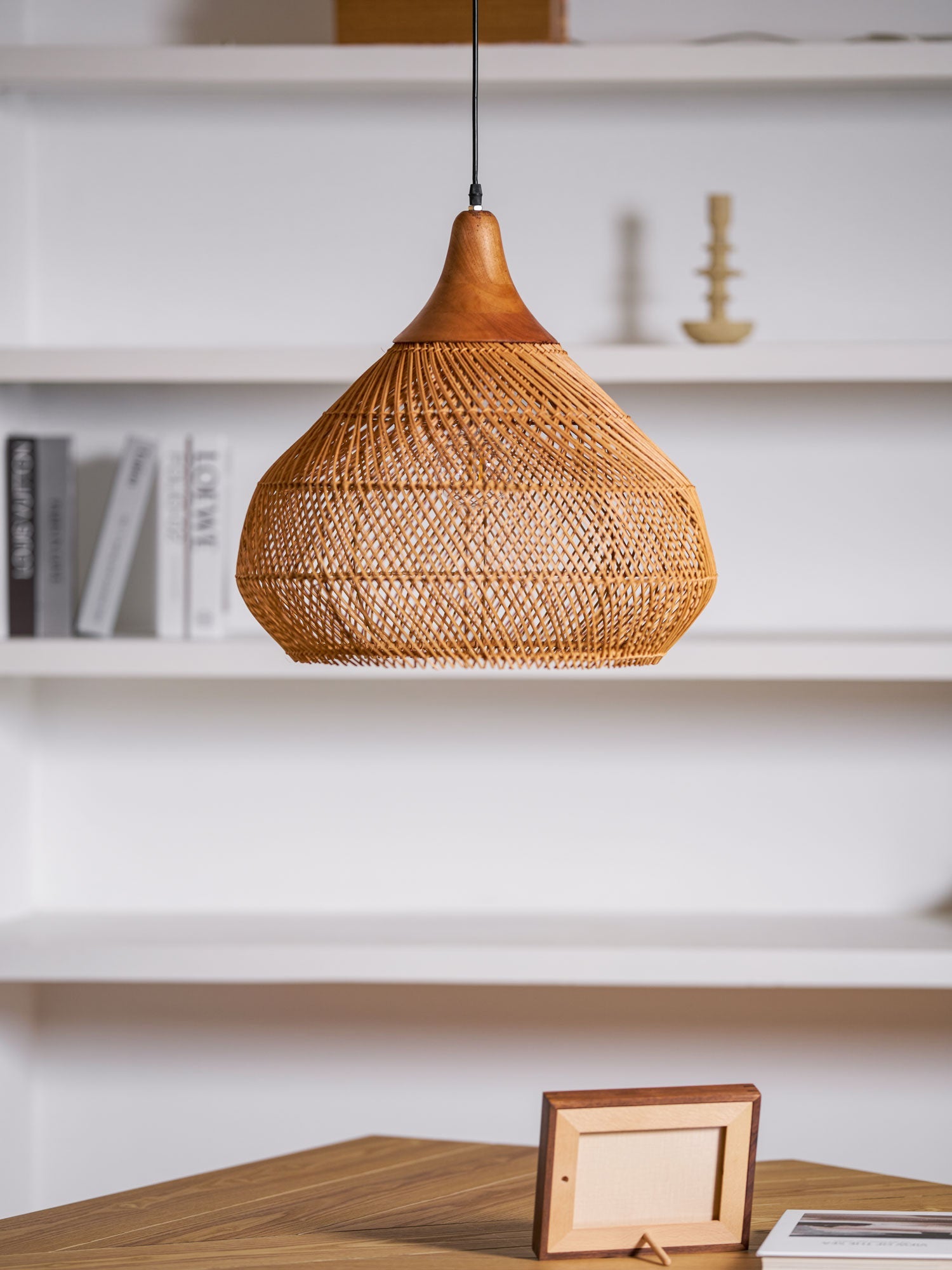 Handgevlochten Rotan Hanglamp – Javaanse Vlechtkunst in 4 Vormen & 3 Maten – Naturel of Zwart Rotan – E26/E27 Fitting – Scandinavisch Woonlicht | Sansoti