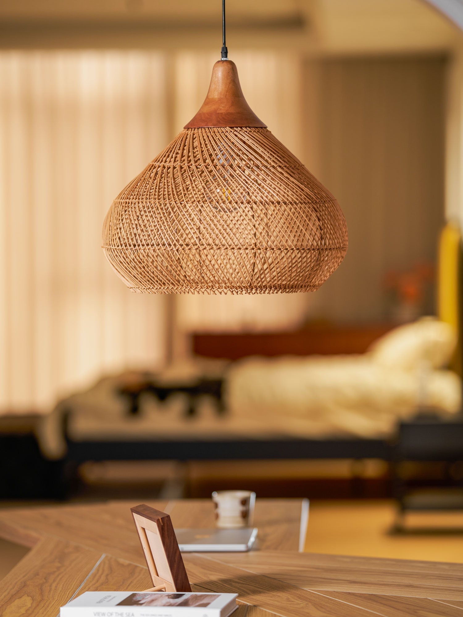 Handgevlochten Rotan Hanglamp – Javaanse Vlechtkunst in 4 Vormen & 3 Maten – Naturel of Zwart Rotan – E26/E27 Fitting – Scandinavisch Woonlicht | Sansoti