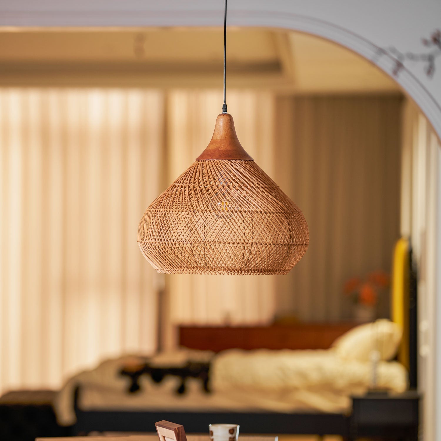 Handgevlochten Rotan Hanglamp – Javaanse Vlechtkunst in 4 Vormen & 3 Maten – Naturel of Zwart Rotan – E26/E27 Fitting – Scandinavisch Woonlicht | Sansoti