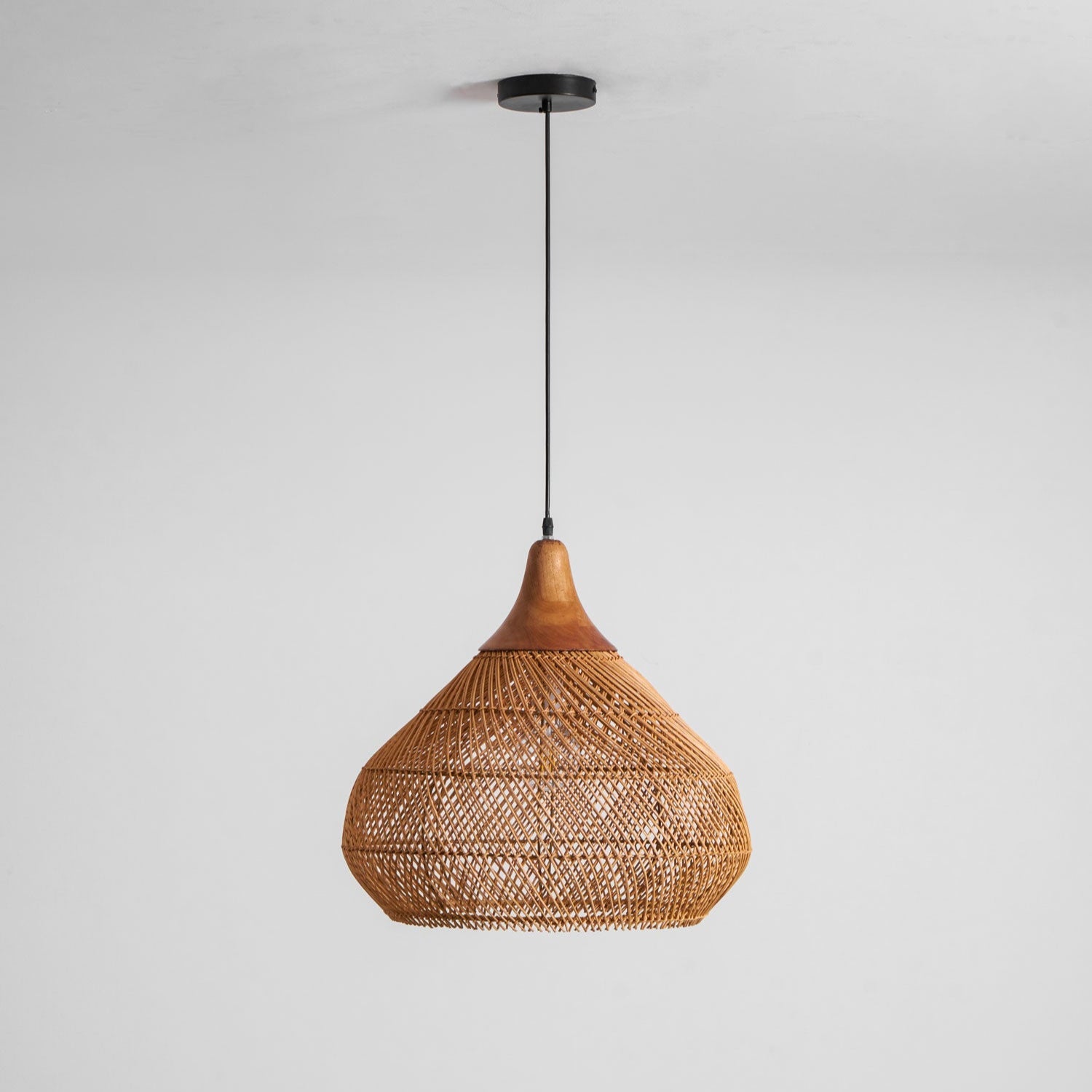 Handgevlochten Rotan Hanglamp – Javaanse Vlechtkunst in 4 Vormen & 3 Maten – Naturel of Zwart Rotan – E26/E27 Fitting – Scandinavisch Woonlicht | Sansoti