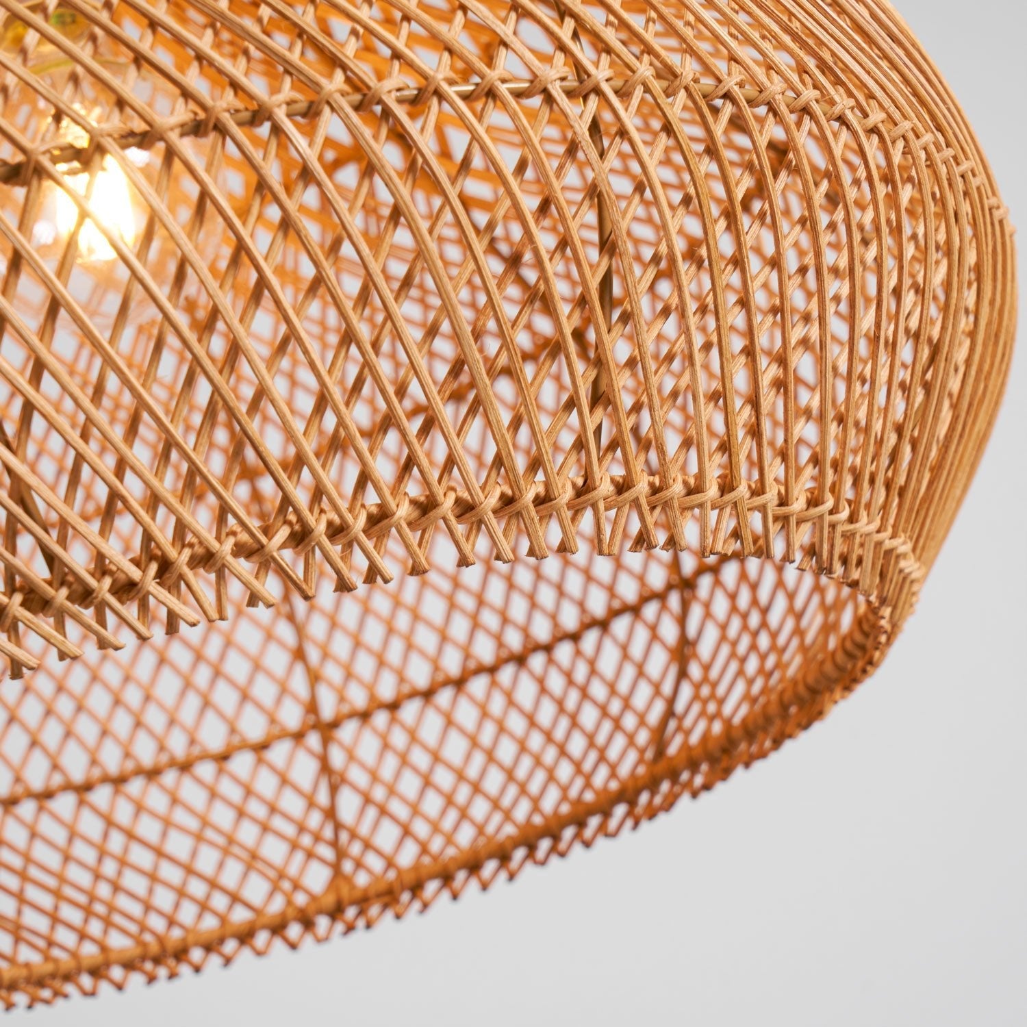 Handgevlochten Rotan Hanglamp – Javaanse Vlechtkunst in 4 Vormen & 3 Maten – Naturel of Zwart Rotan – E26/E27 Fitting – Scandinavisch Woonlicht | Sansoti