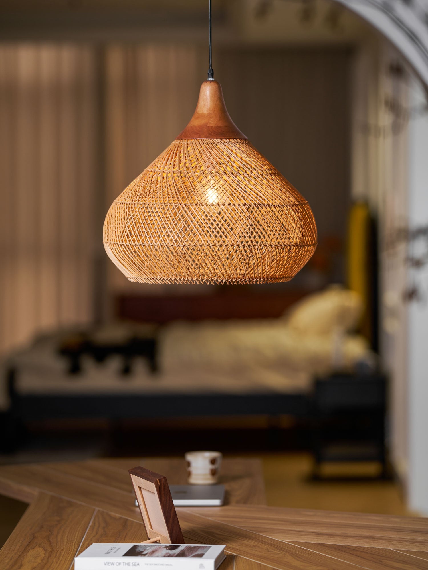 Handgevlochten Rotan Hanglamp – Javaanse Vlechtkunst in 4 Vormen & 3 Maten – Naturel of Zwart Rotan – E26/E27 Fitting – Scandinavisch Woonlicht | Sansoti