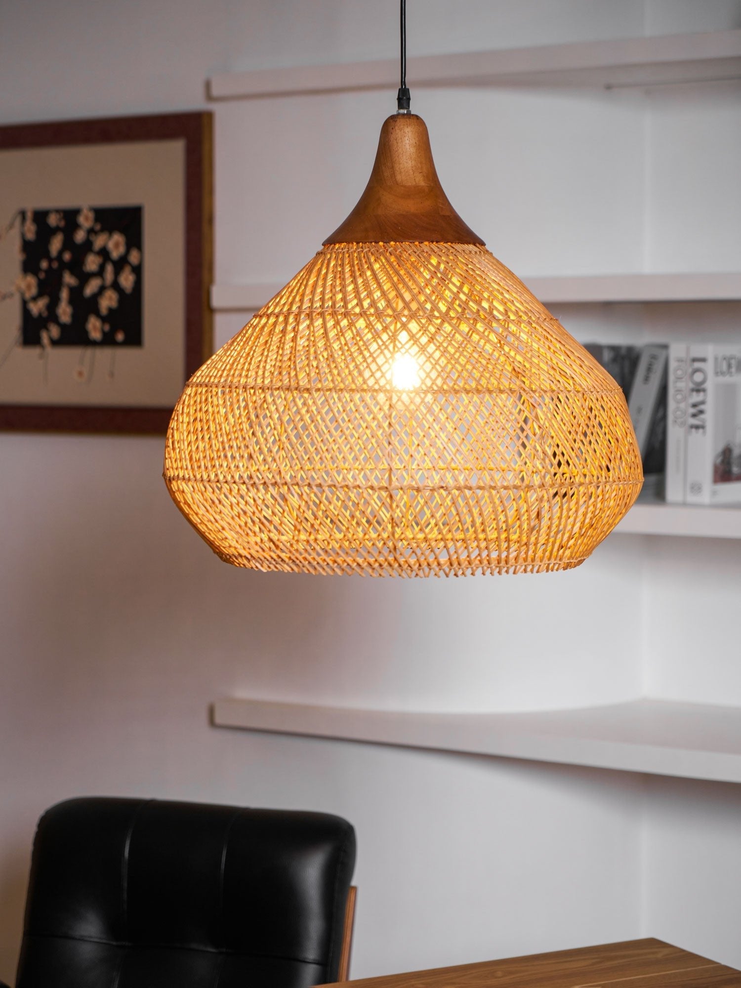 Handgevlochten Rotan Hanglamp – Javaanse Vlechtkunst in 4 Vormen & 3 Maten – Naturel of Zwart Rotan – E26/E27 Fitting – Scandinavisch Woonlicht | Sansoti