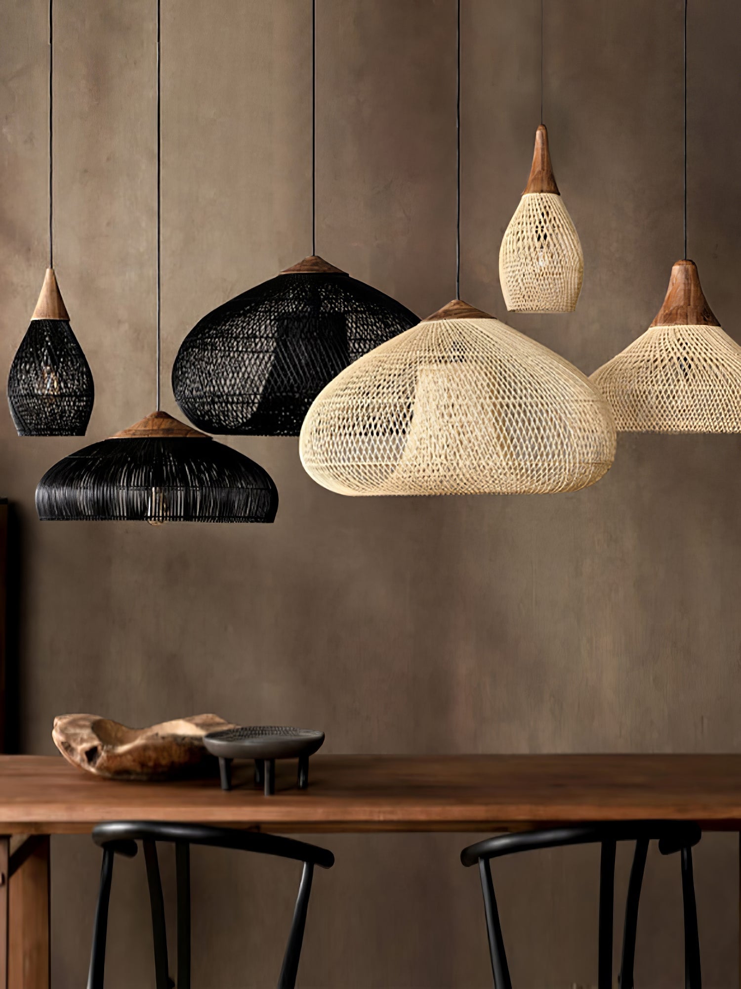 Handgevlochten Rotan Hanglamp – Javaanse Vlechtkunst in 4 Vormen & 3 Maten – Naturel of Zwart Rotan – E26/E27 Fitting – Scandinavisch Woonlicht | Sansoti