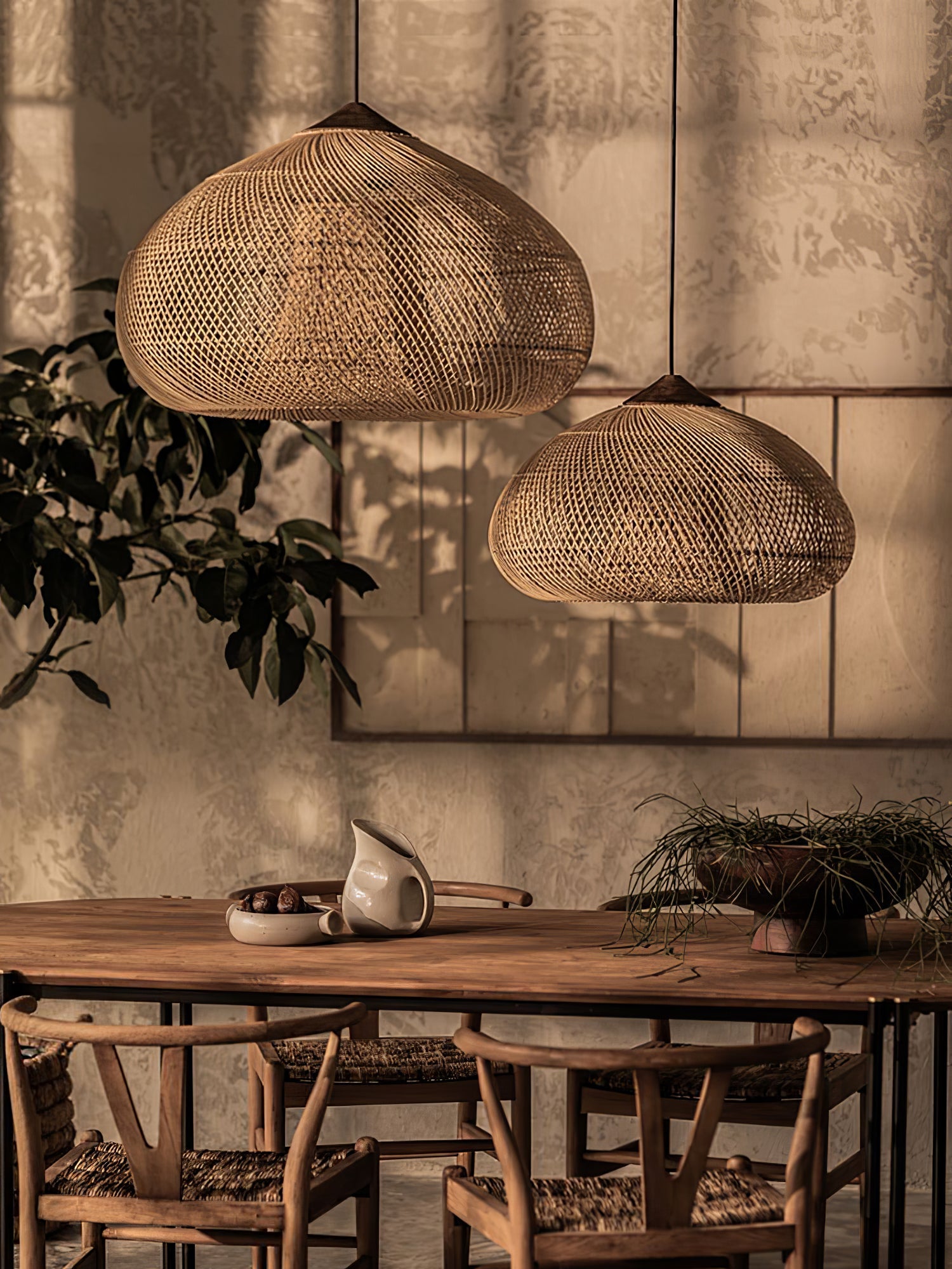 Handgevlochten Rotan Hanglamp – Javaanse Vlechtkunst in 4 Vormen & 3 Maten – Naturel of Zwart Rotan – E26/E27 Fitting – Scandinavisch Woonlicht | Sansoti