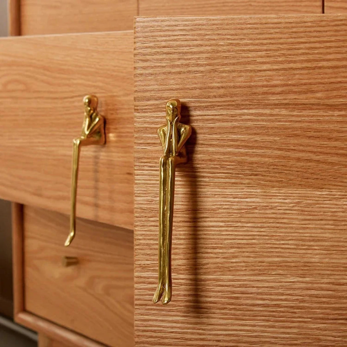 Skulpturaler Möbelgriff aus Messing mit humanoider Figur, Gold, Silber, Schrankgriff, Türbeschlag, nordisches Design, Schrank, Küche | Sansoti