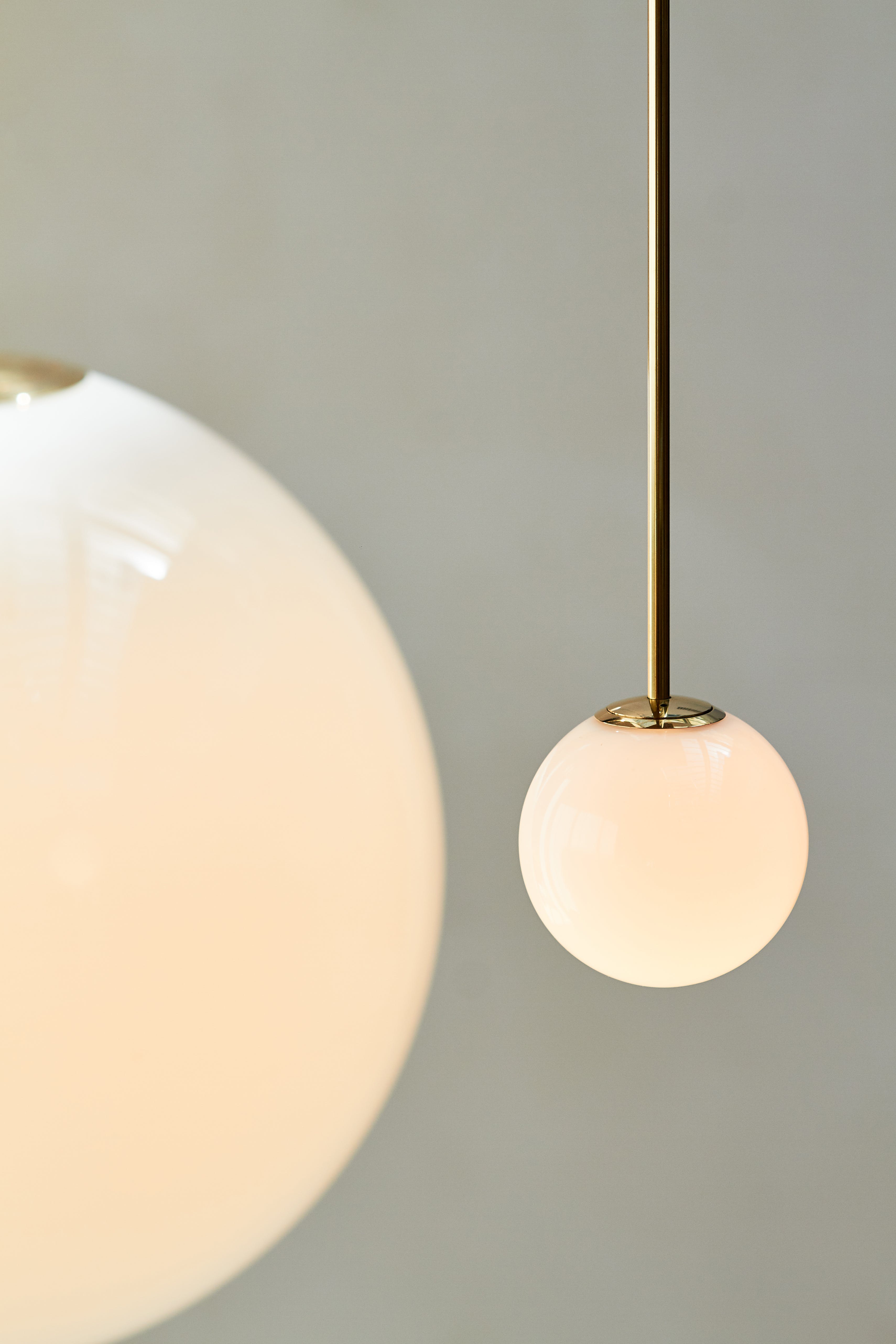 Architecturale Hanglamp met Opaal Glas — Messing of Zwart — Ø9-30cm — 100-200cm Hoogte | Sansoti