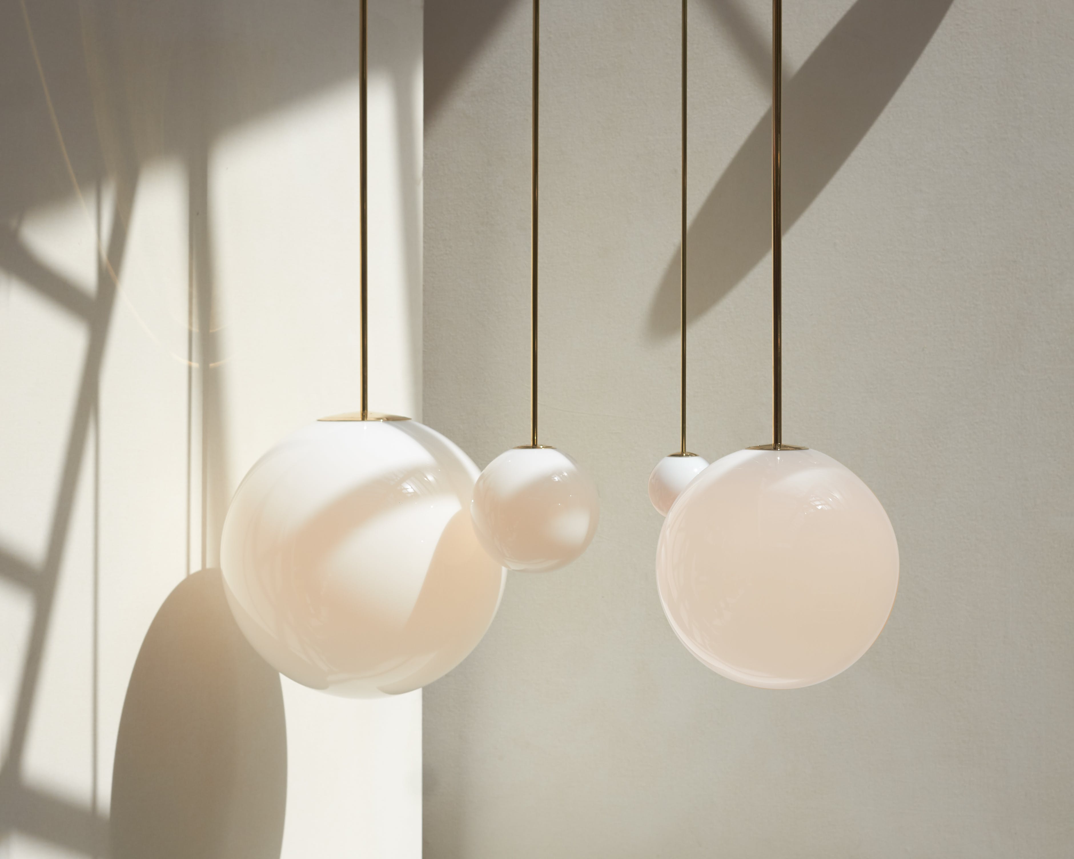 Architecturale Hanglamp met Opaal Glas — Messing of Zwart — Ø9-30cm — 100-200cm Hoogte | Sansoti