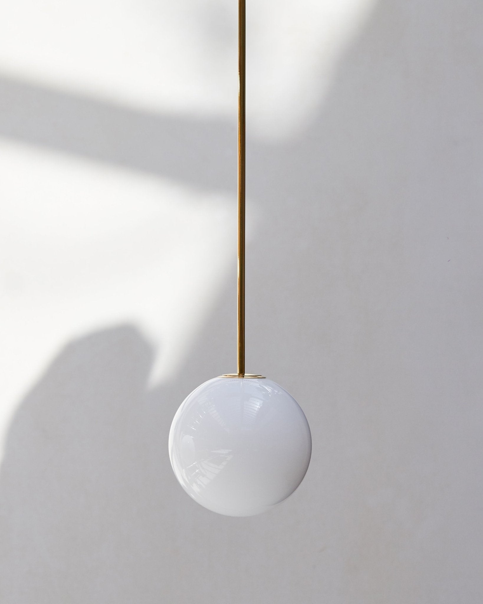 Architecturale Hanglamp met Opaal Glas — Messing of Zwart — Ø9-30cm — 100-200cm Hoogte | Sansoti