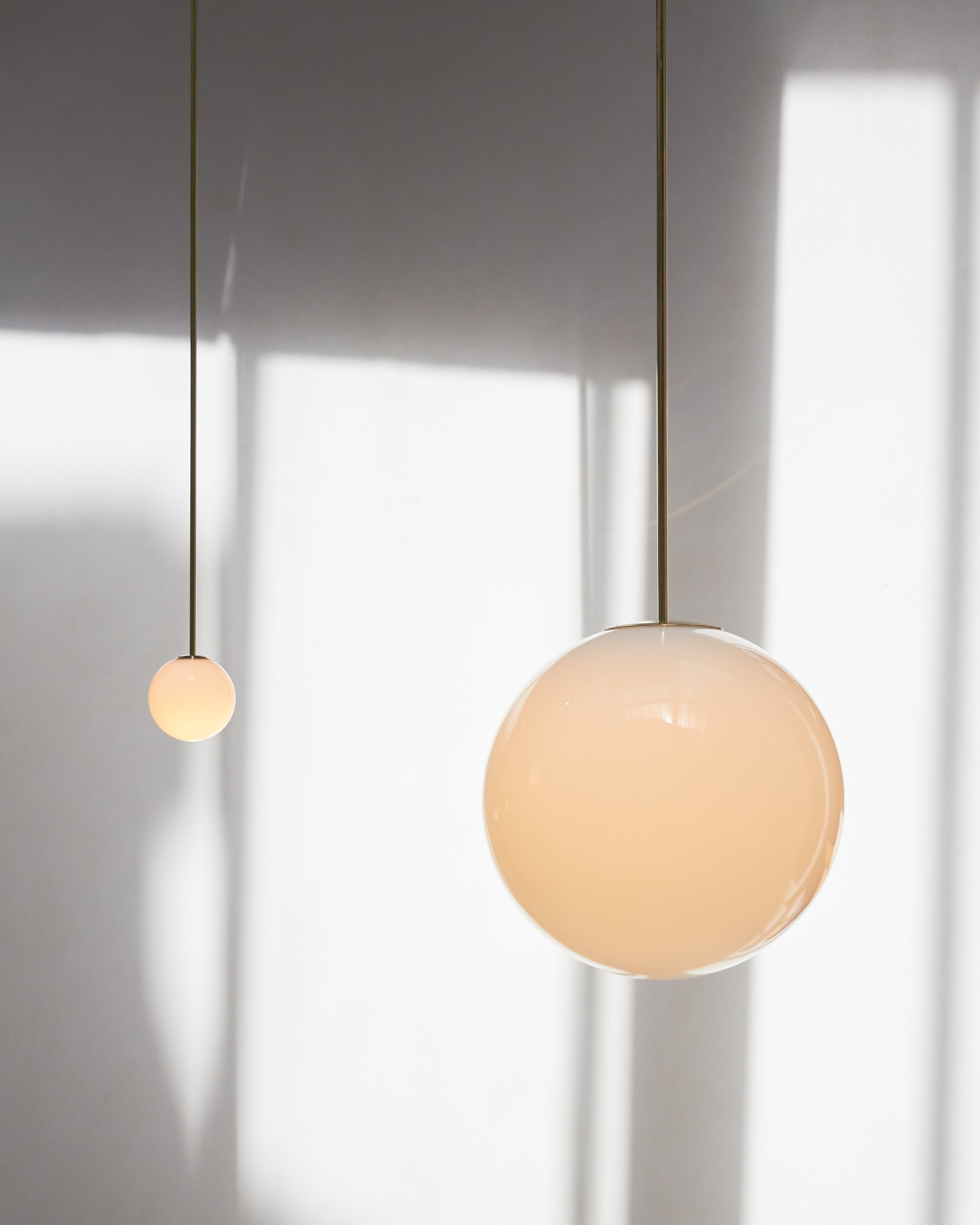 Architecturale Hanglamp met Opaal Glas — Messing of Zwart — Ø9-30cm — 100-200cm Hoogte | Sansoti