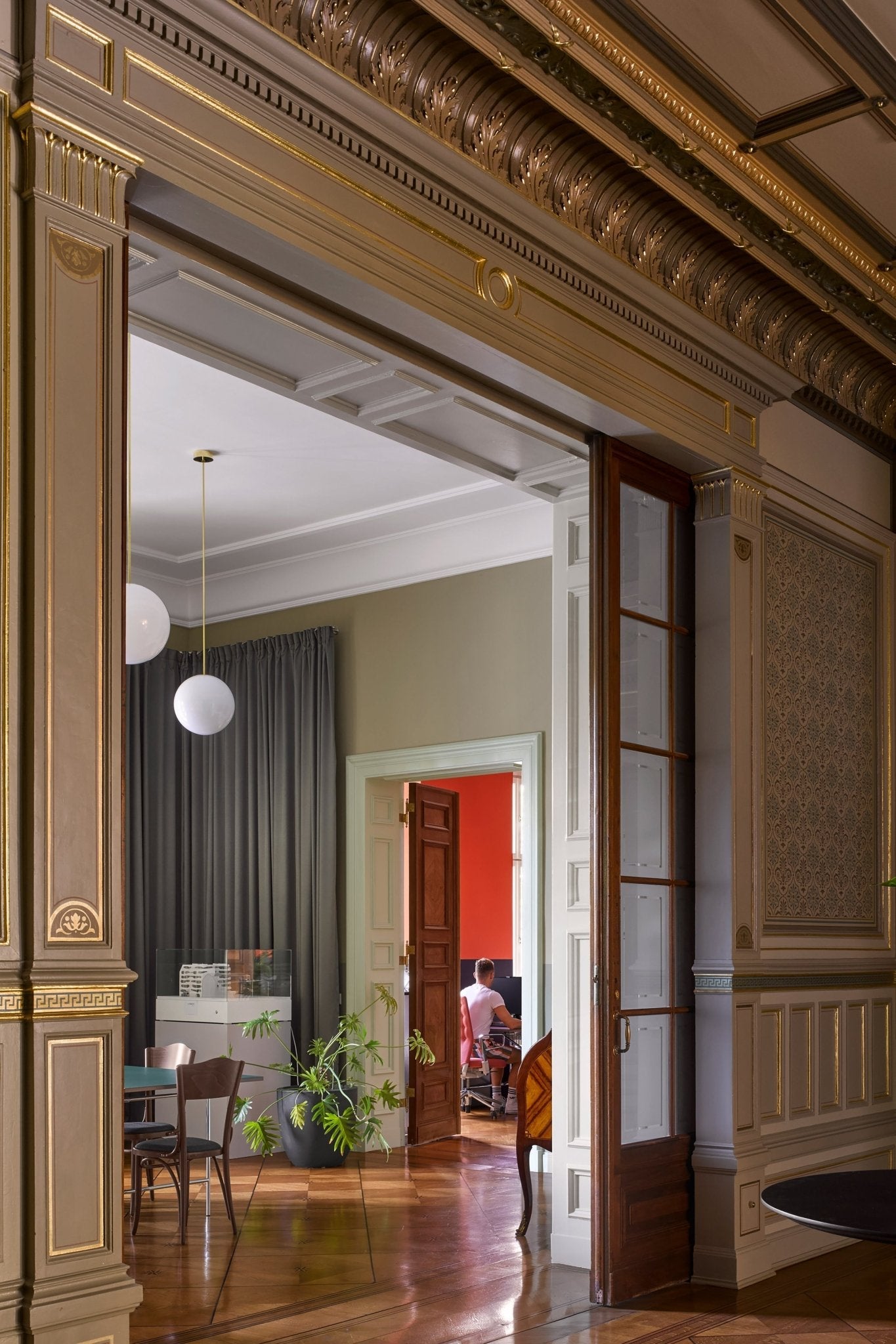 Architecturale Hanglamp met Opaal Glas — Messing of Zwart — Ø9-30cm — 100-200cm Hoogte | Sansoti