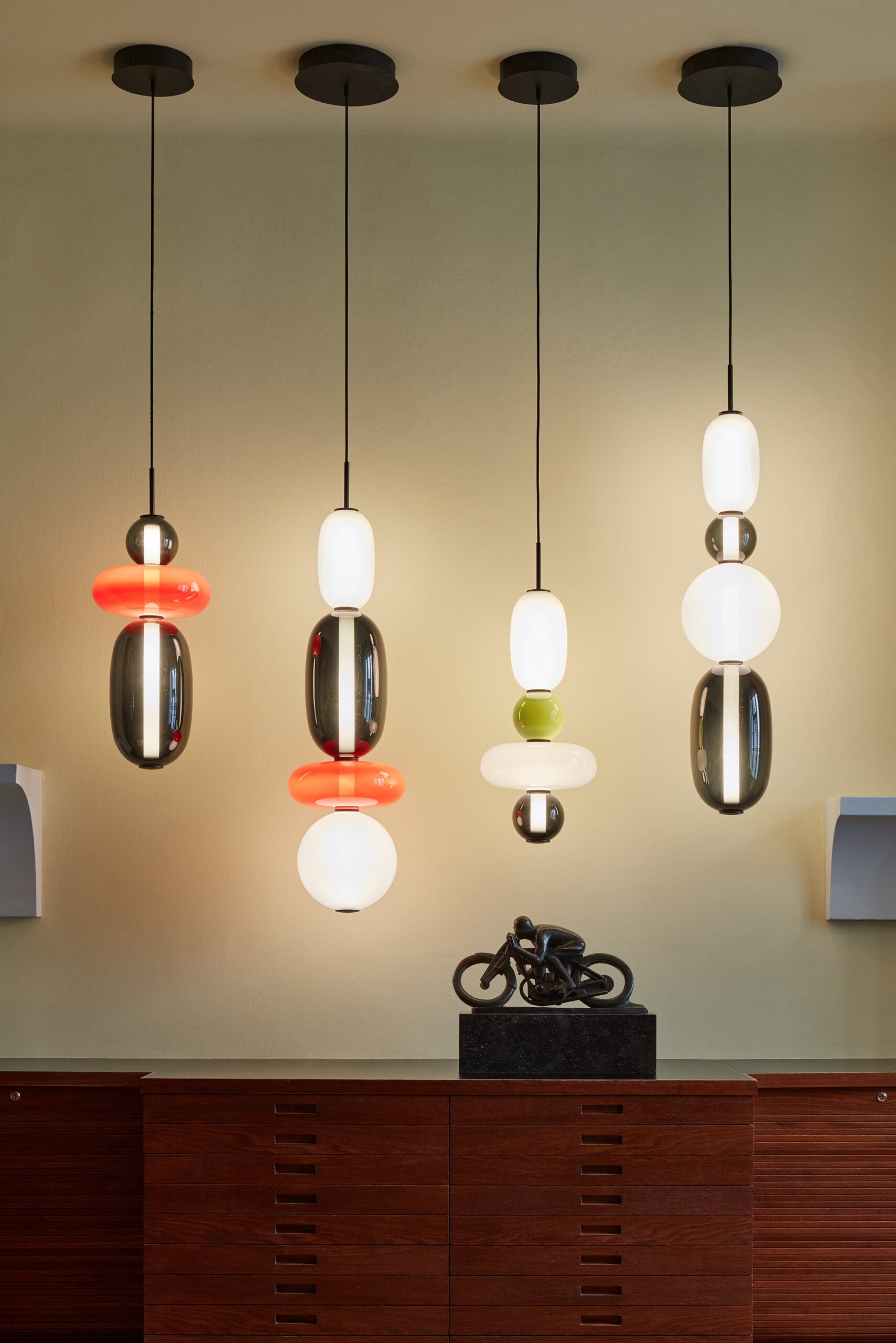 Glazen Hanglamp met Handgeblazen Kappen – Moderne Verlichting met Ambachtelijk Glaswerk | Sansoti