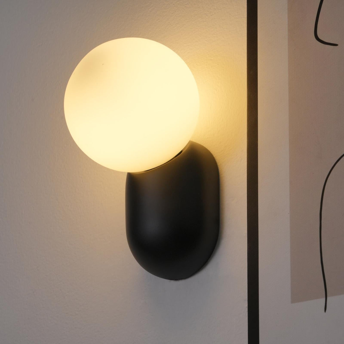 Applique murale à boule en verre et résine, éclairage minimaliste pour entrée, salle de bains, chambre et salon | Sansoti
