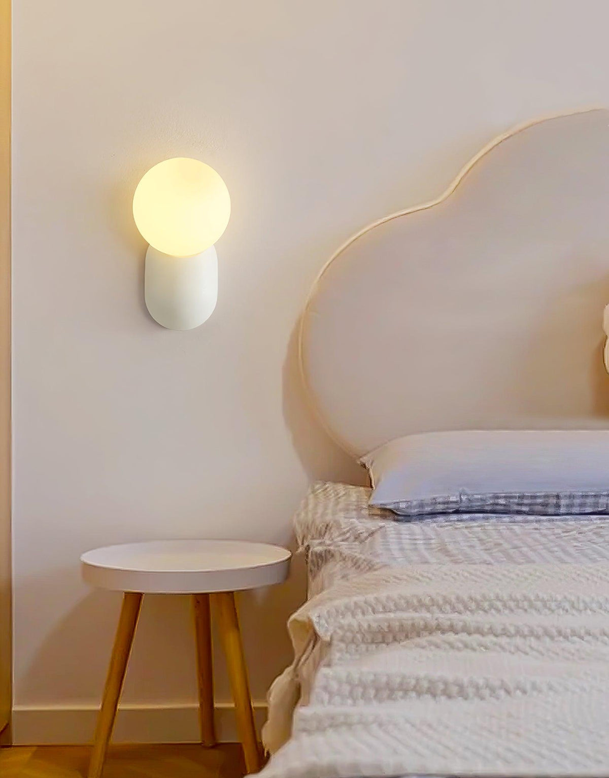 Applique murale à boule en verre et résine, éclairage minimaliste pour entrée, salle de bains, chambre et salon | Sansoti