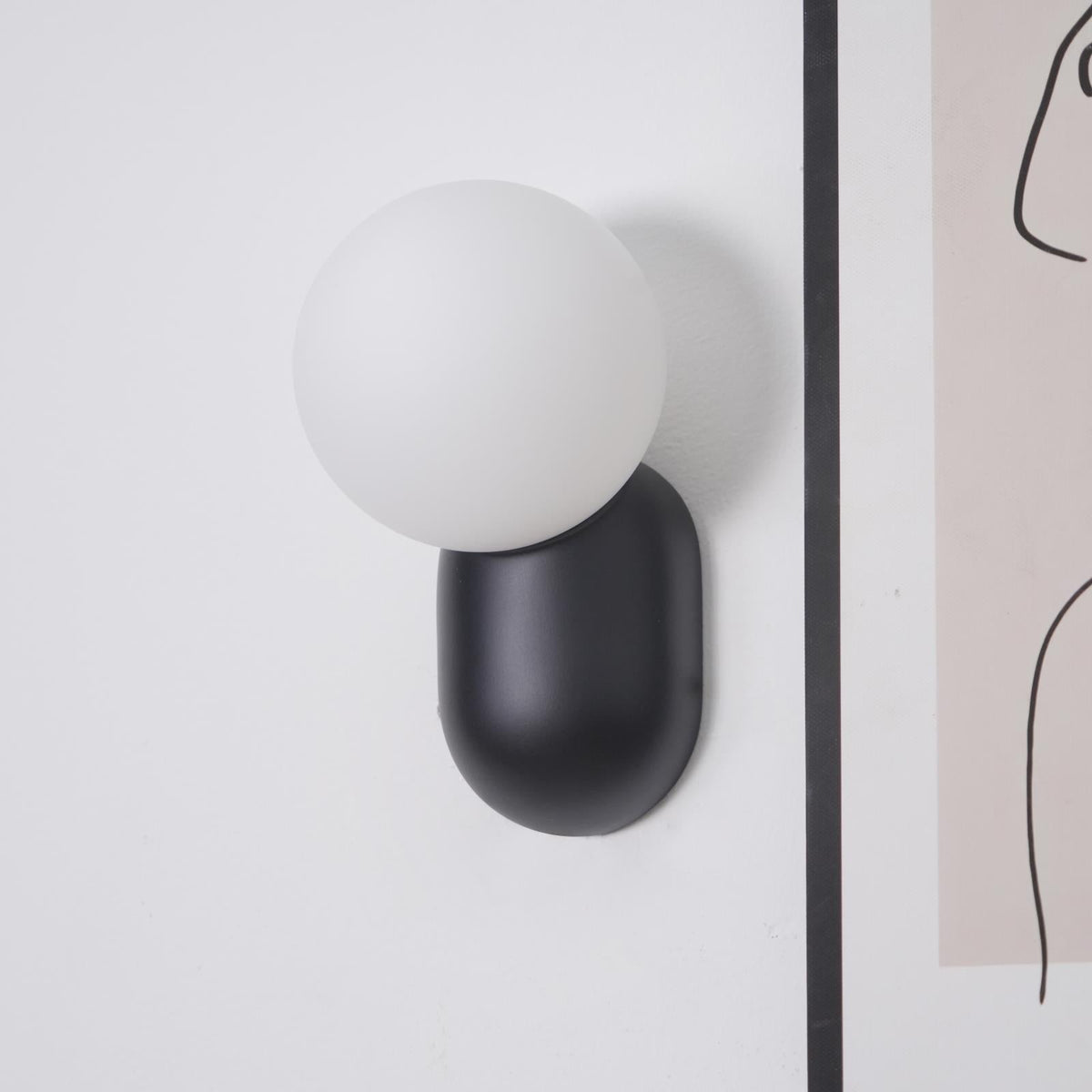 Applique murale à boule en verre et résine, éclairage minimaliste pour entrée, salle de bains, chambre et salon | Sansoti