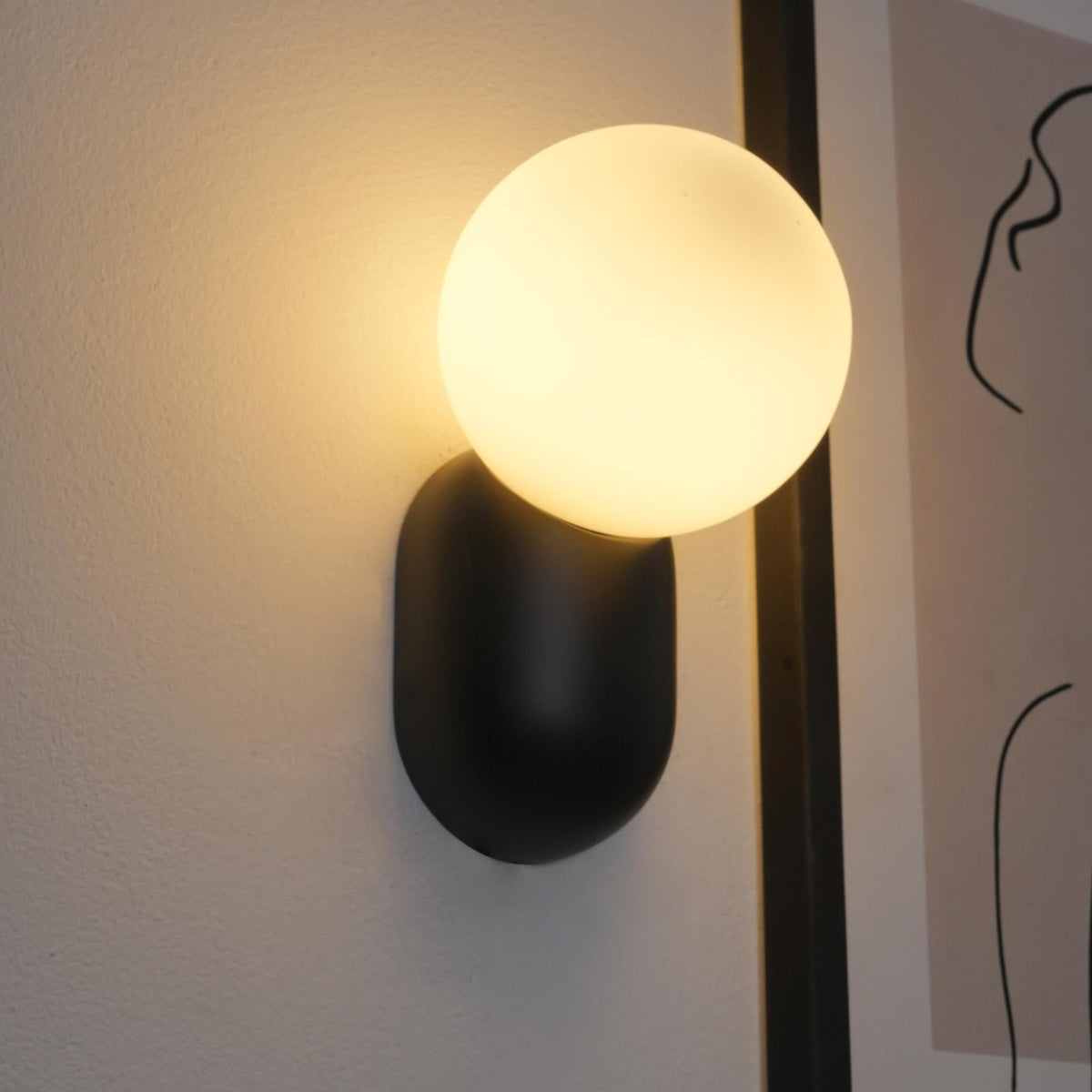 Applique murale à boule en verre et résine, éclairage minimaliste pour entrée, salle de bains, chambre et salon | Sansoti