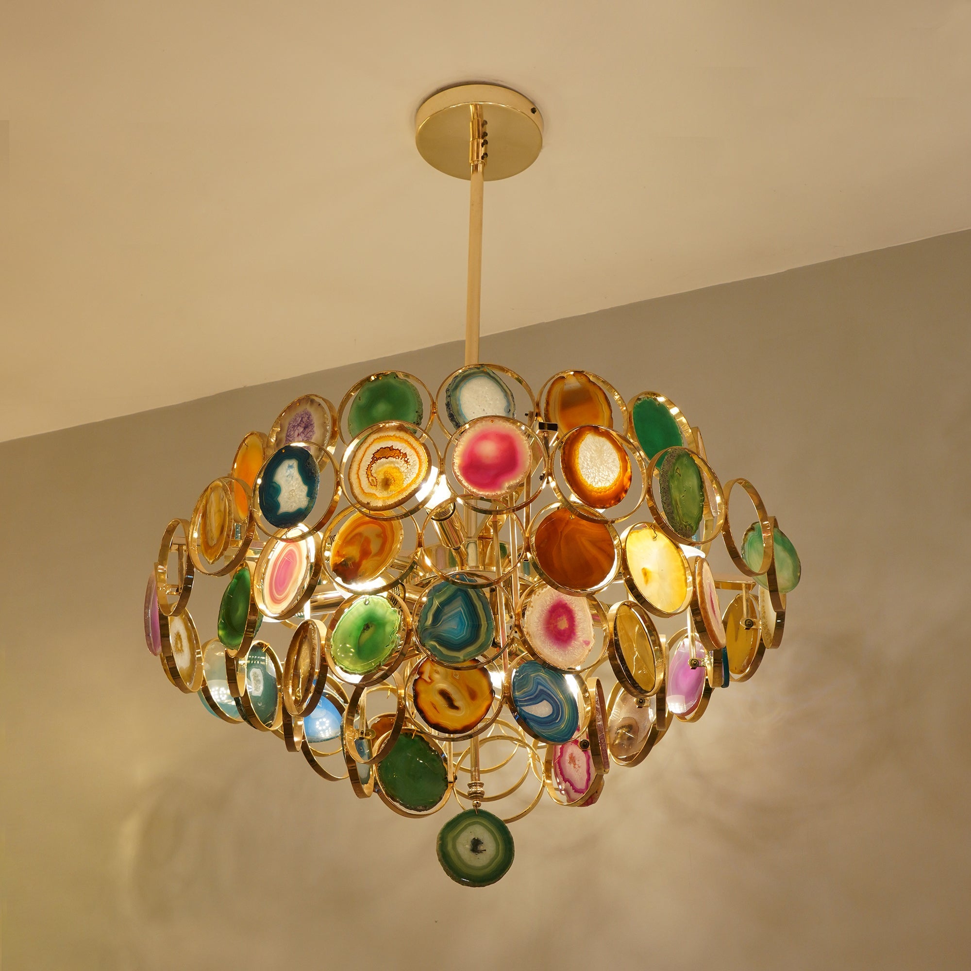 Agaat Kroonluchter – Natuursteen Hanglamp met Goudkleurige Montage – Echt Braziliaans Agaat Verlicht | Sansoti