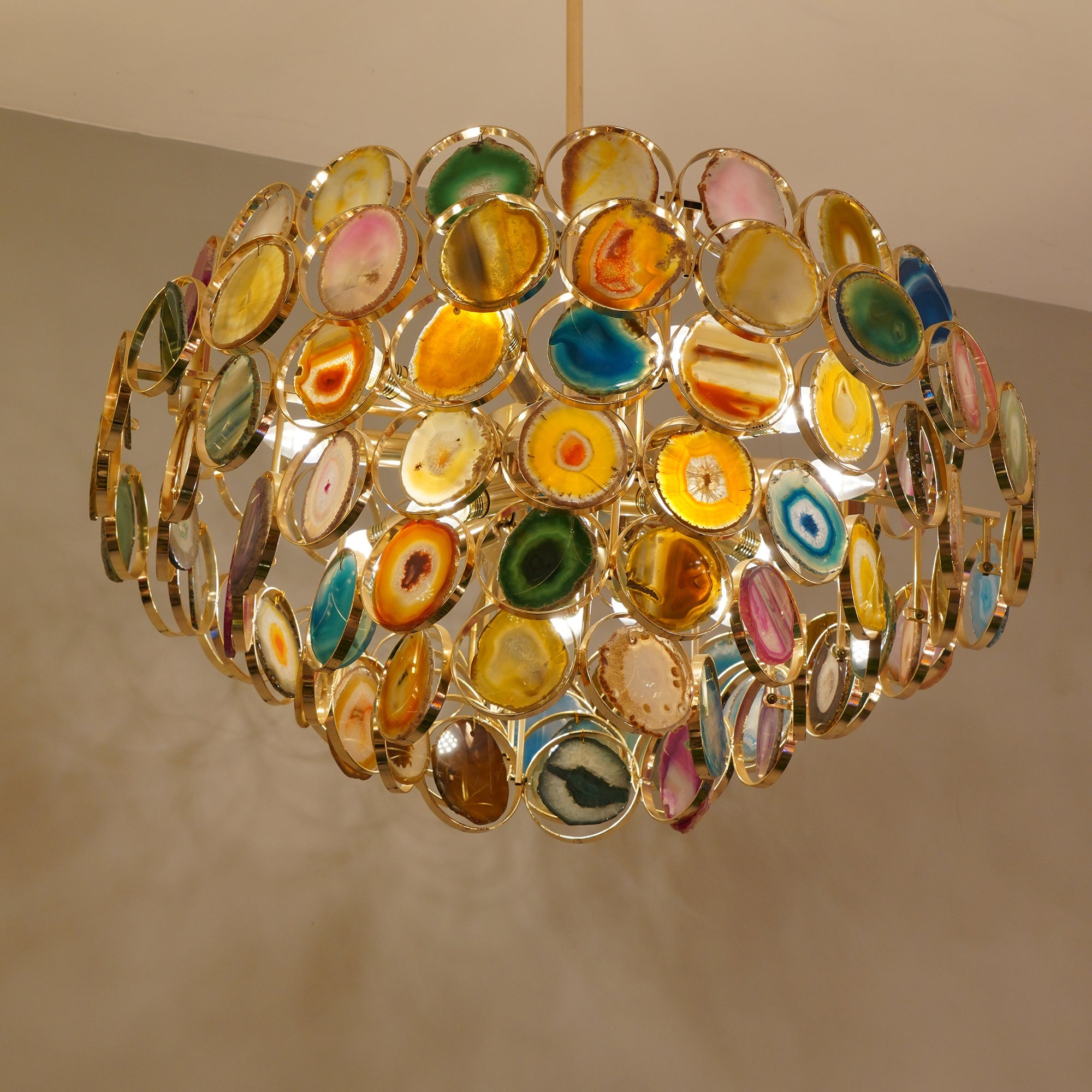 Agaat Kroonluchter – Natuursteen Hanglamp met Goudkleurige Montage – Echt Braziliaans Agaat Verlicht | Sansoti