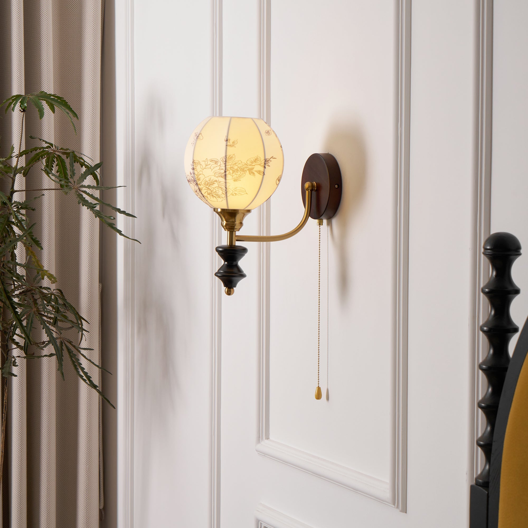 Vintage Wandlamp met Houten Arm en Stoffen Kap – Retro Verlichting met Trekschakelaar | Sansoti
