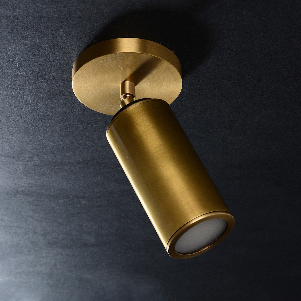 Klasyczna mosiężna lampa sufitowa o wysokości 23 cm, montaż flush mount, do przedpokoju, sypialni, łazienki, kuchni i salonu | Sansoti