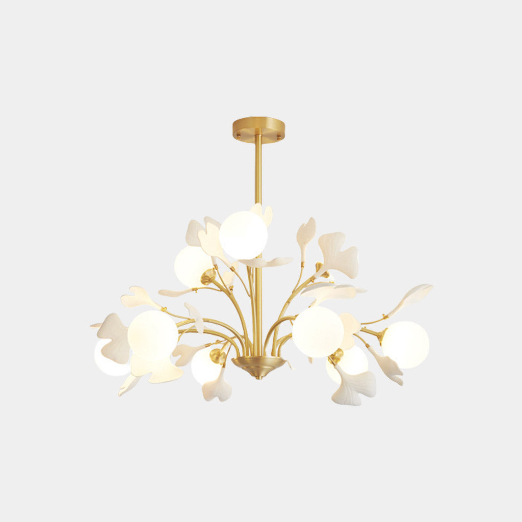 Lustre avec boules en verre, feuilles de ginkgo en céramique et laiton, structure en laiton, lumière chaude, pour salon et salle à manger | Sansoti