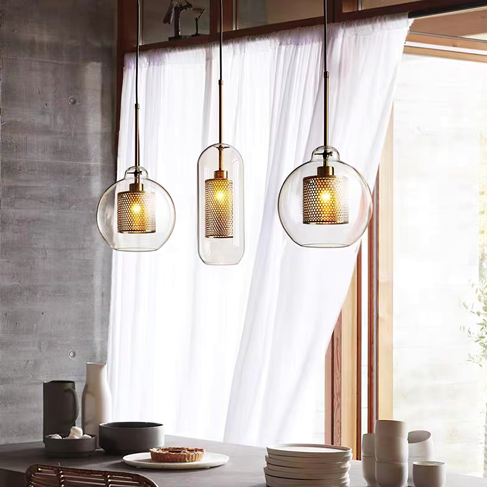 Glazen Hanglamp met Metalen Gaaskap Transparant Amber Zwart Goud 20-30cm Scandinavisch Design Eetkamer Keuken | Sansoti