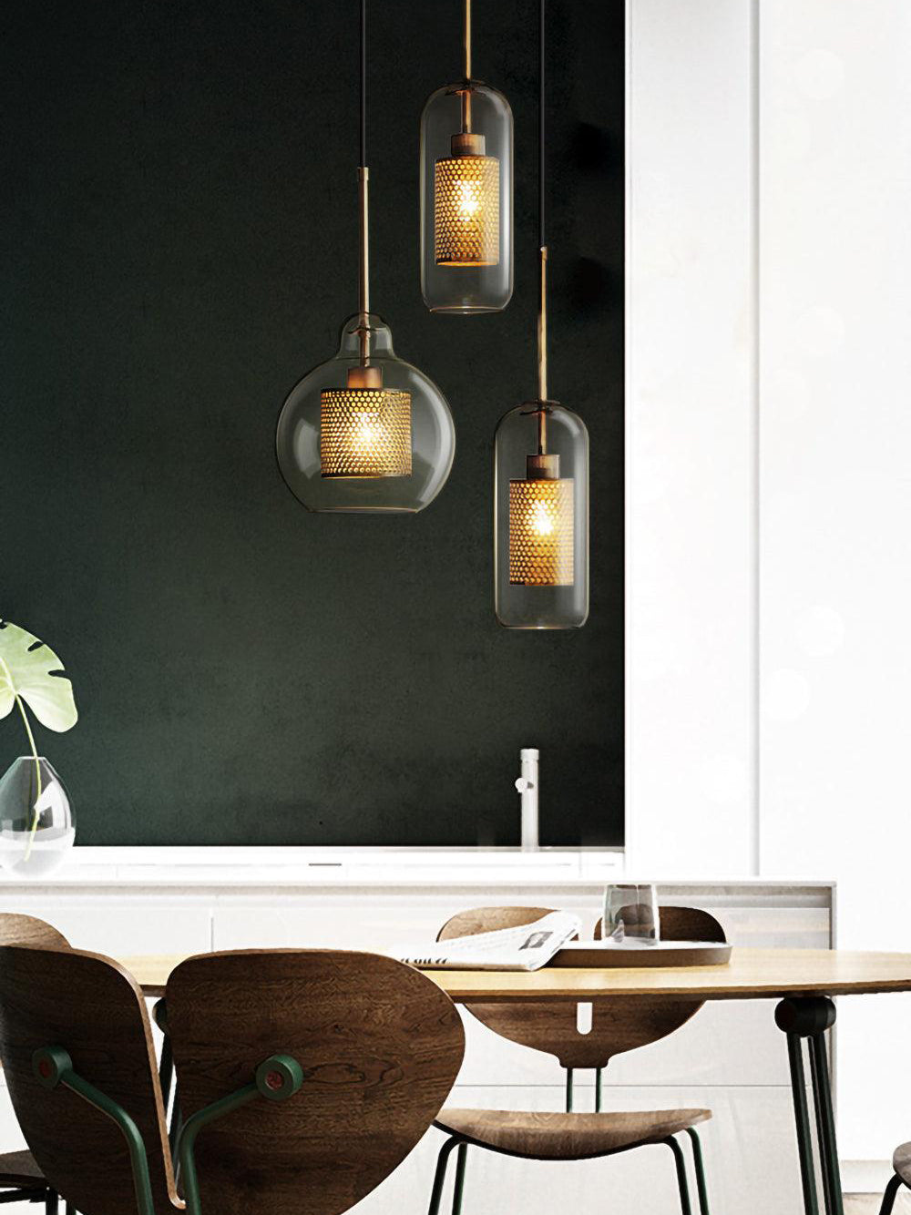 Glazen Hanglamp met Metalen Gaaskap Transparant Amber Zwart Goud 20-30cm Scandinavisch Design Eetkamer Keuken | Sansoti