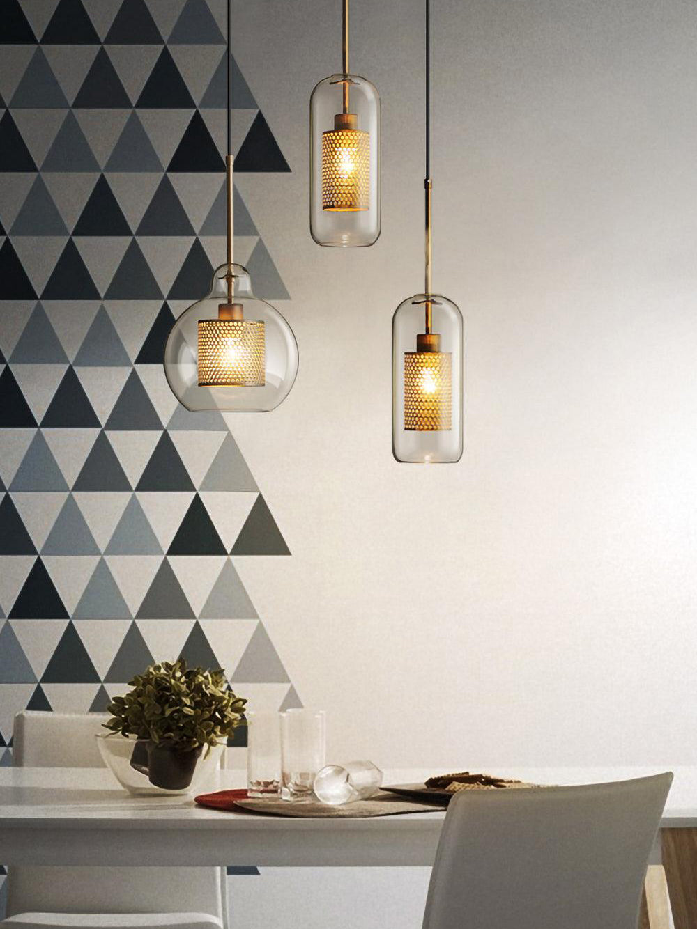 Glazen Hanglamp met Metalen Gaaskap Transparant Amber Zwart Goud 20-30cm Scandinavisch Design Eetkamer Keuken | Sansoti