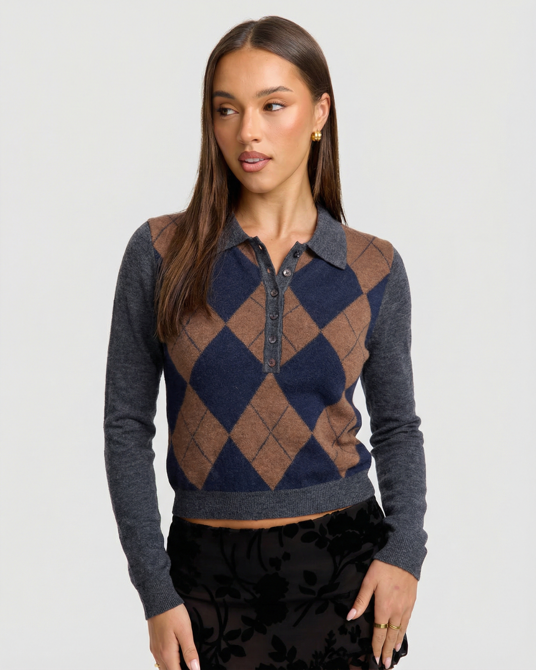 Damski sweter polo z dzianiny w kratę, długi rękaw, guziki, odcienie szarości, zimowy, casualowy, stylowa moda damska | Sansoti