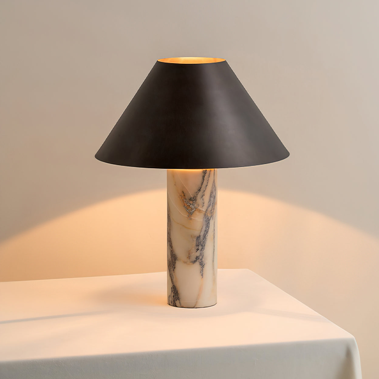 Marmeren Tafellamp met Zwarte Stoffen Kap — Natuursteen Voet Wit Marmer Textielkap — Decoratieve Verlichting voor Slaapkamer Woonkamer Bureau Nachtkastje | Sansoti