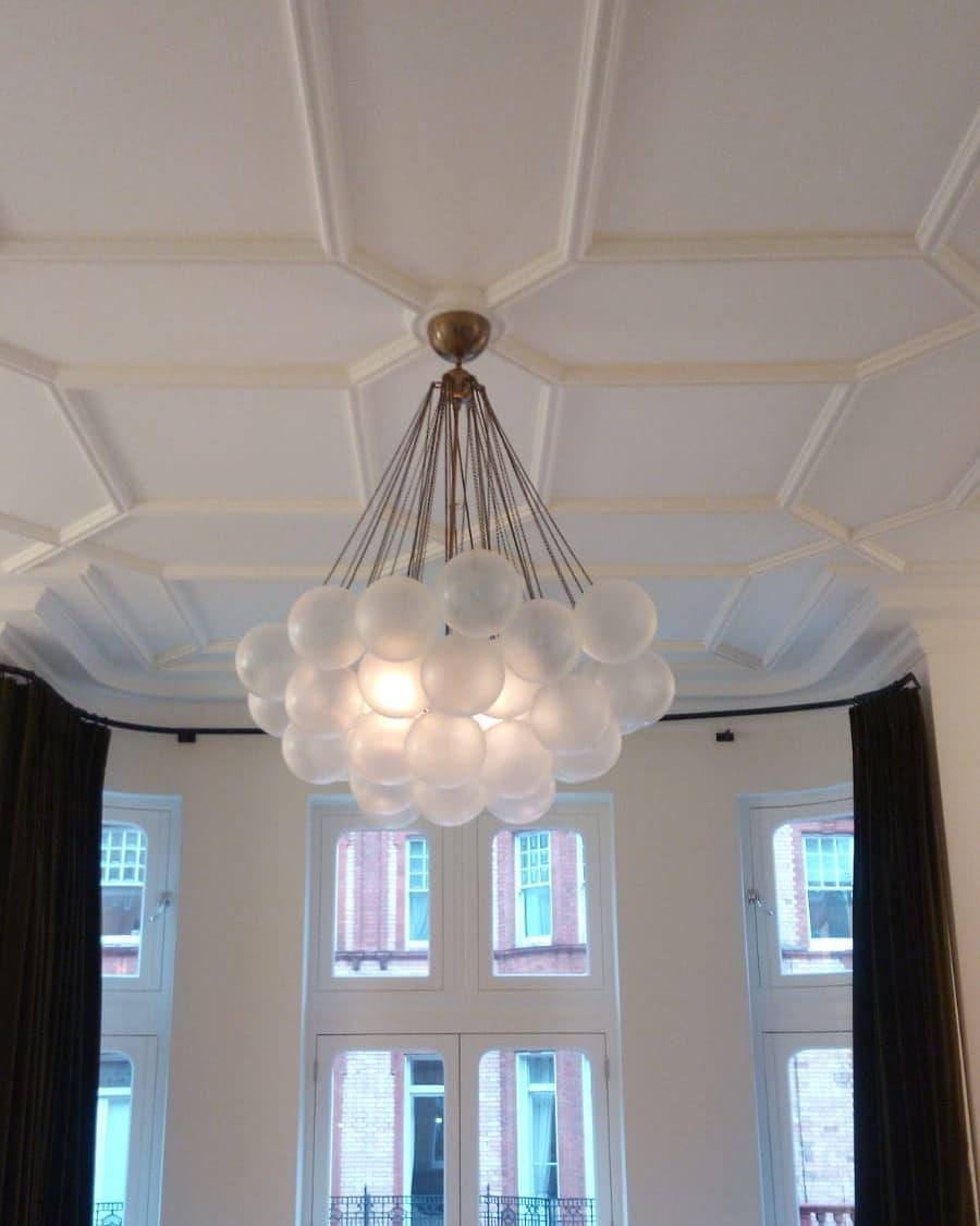 Handbewerkte Glazen Bollenkandelaar met Natuurlijke Lichtverstrooiing – Elegante 19th-Century Glastechniek voor Warme Sfeer | Sansoti