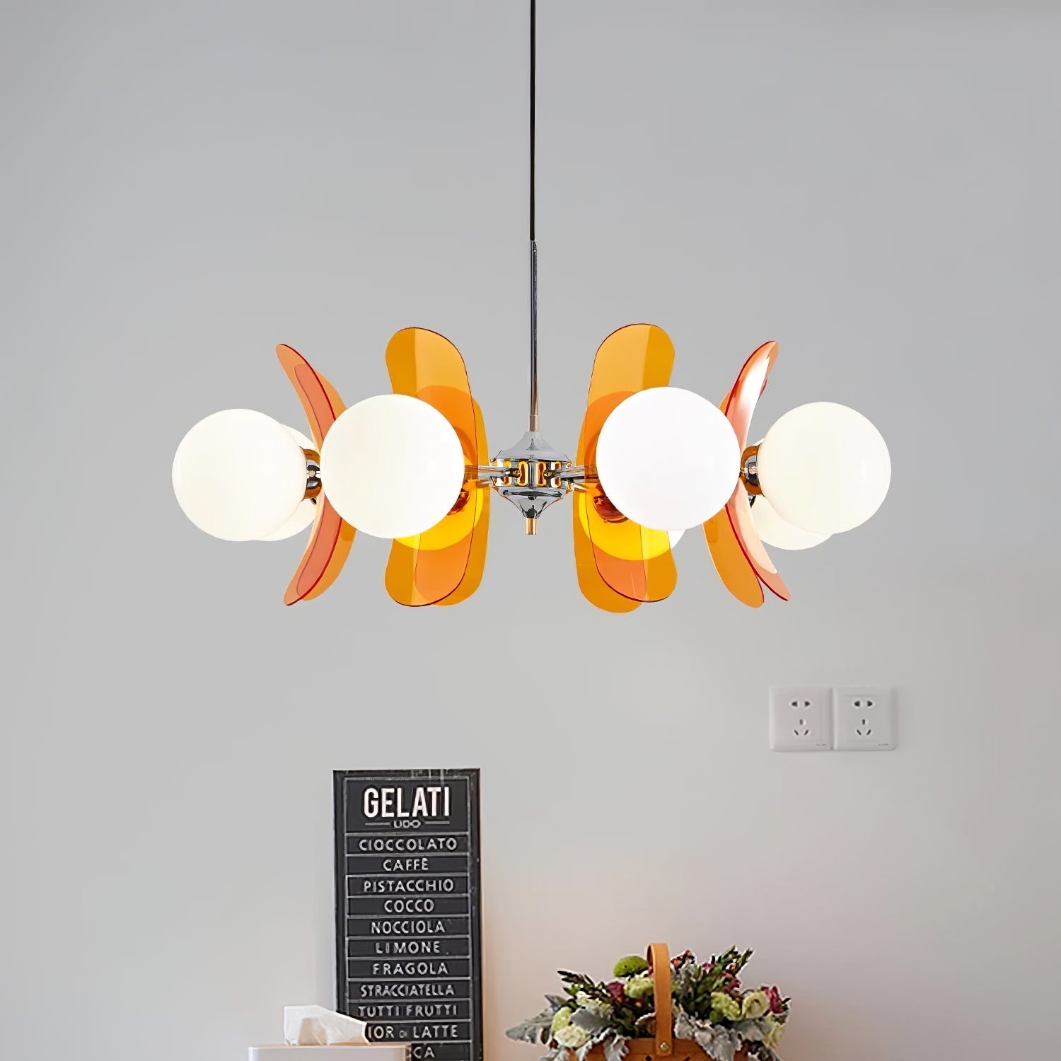 Moderne Sputnik Kroonluchter met Gekleurde Acryl Elementen en Witte Glazen Bollen – Design Hanglamp Meerdere Lichtpunten | Sansoti
