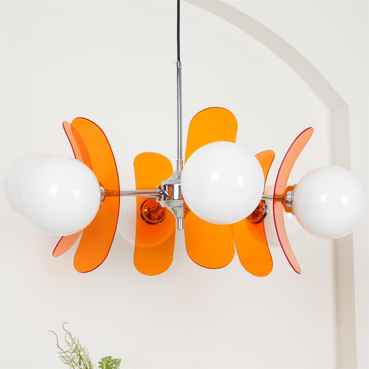 Moderne Sputnik Kroonluchter met Gekleurde Acryl Elementen en Witte Glazen Bollen – Design Hanglamp Meerdere Lichtpunten | Sansoti
