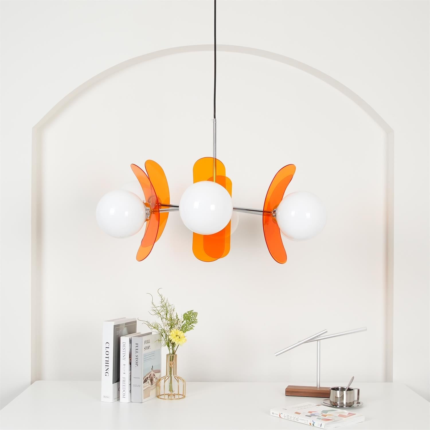 Moderne Sputnik Kroonluchter met Gekleurde Acryl Elementen en Witte Glazen Bollen – Design Hanglamp Meerdere Lichtpunten | Sansoti