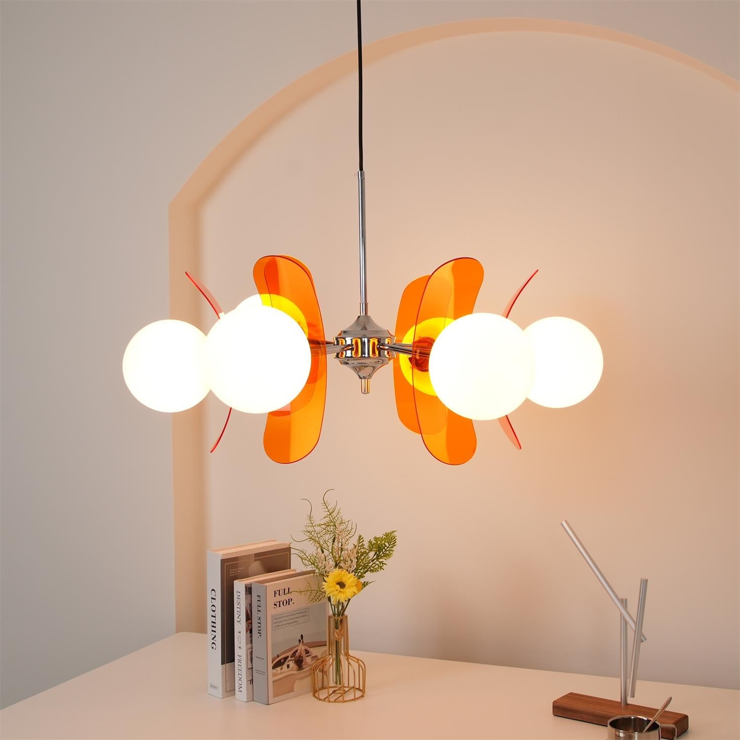 Moderne Sputnik Kroonluchter met Gekleurde Acryl Elementen en Witte Glazen Bollen – Design Hanglamp Meerdere Lichtpunten | Sansoti