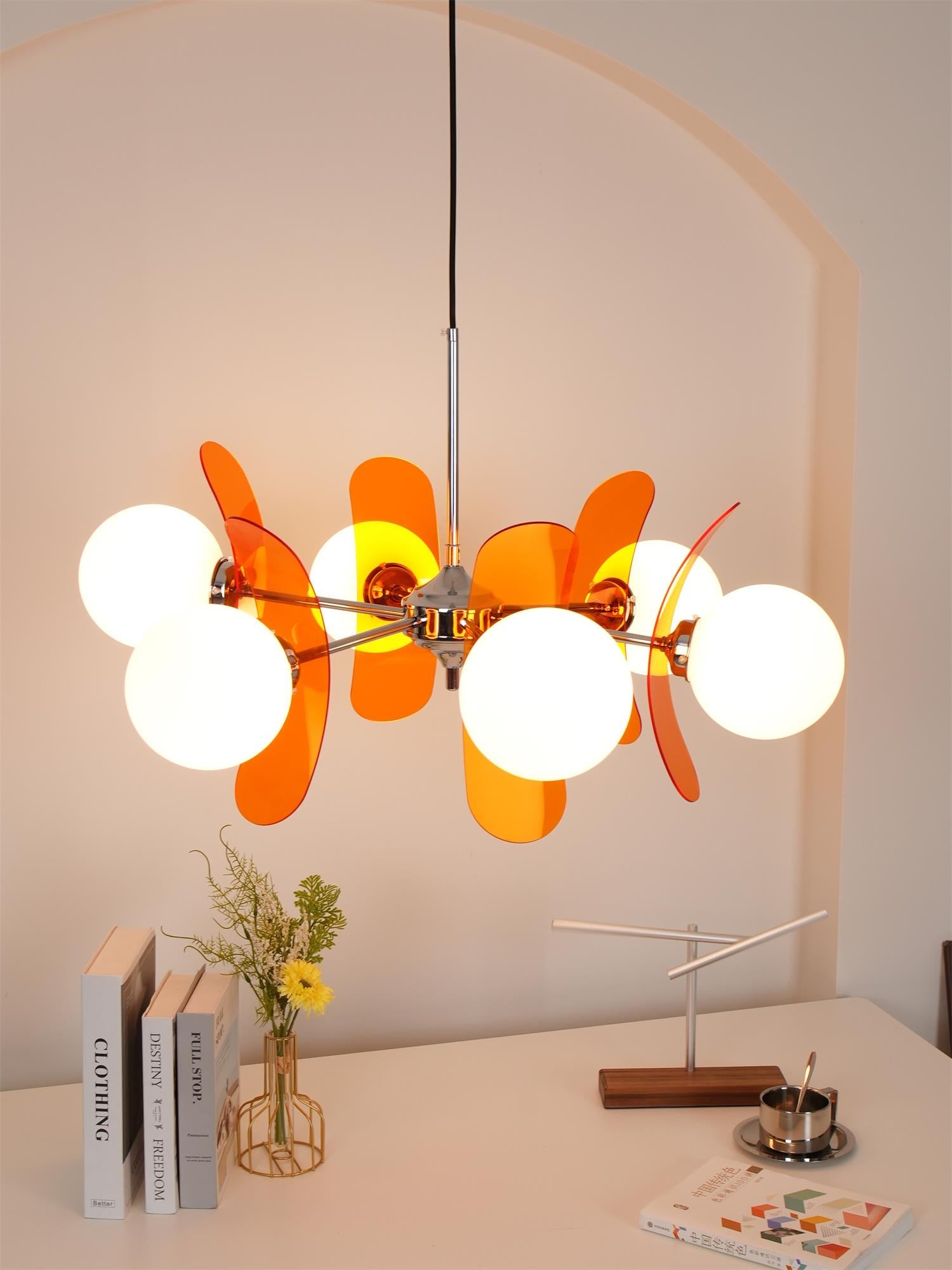 Moderne Sputnik Kroonluchter met Gekleurde Acryl Elementen en Witte Glazen Bollen – Design Hanglamp Meerdere Lichtpunten | Sansoti