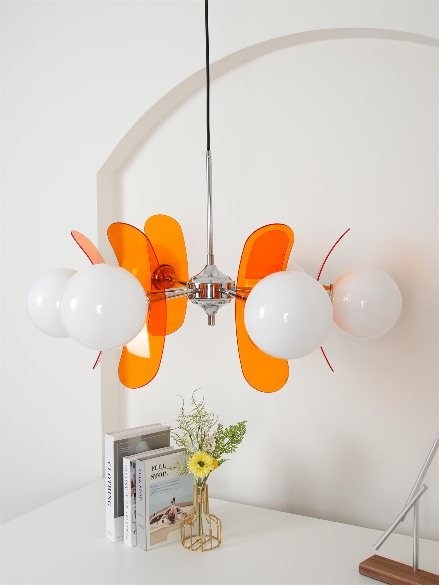 Moderne Sputnik Kroonluchter met Gekleurde Acryl Elementen en Witte Glazen Bollen – Design Hanglamp Meerdere Lichtpunten | Sansoti